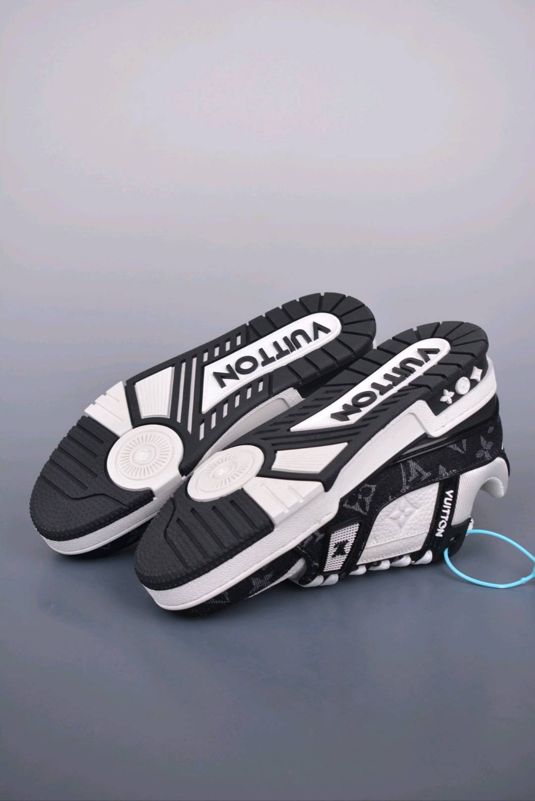 💰真标260 💰公司级450 💰纯原560 💰代购级760  on Trainer Sneaker Low 空胶版本  正品1：1  细节对标官网 蓝色得物外盒  #芯片版本 右脚鞋舌 #右脚鞋扣扫码直达官方  独家定制 、升级版扫码秒进官 纯原代购指定版本 融合素净小