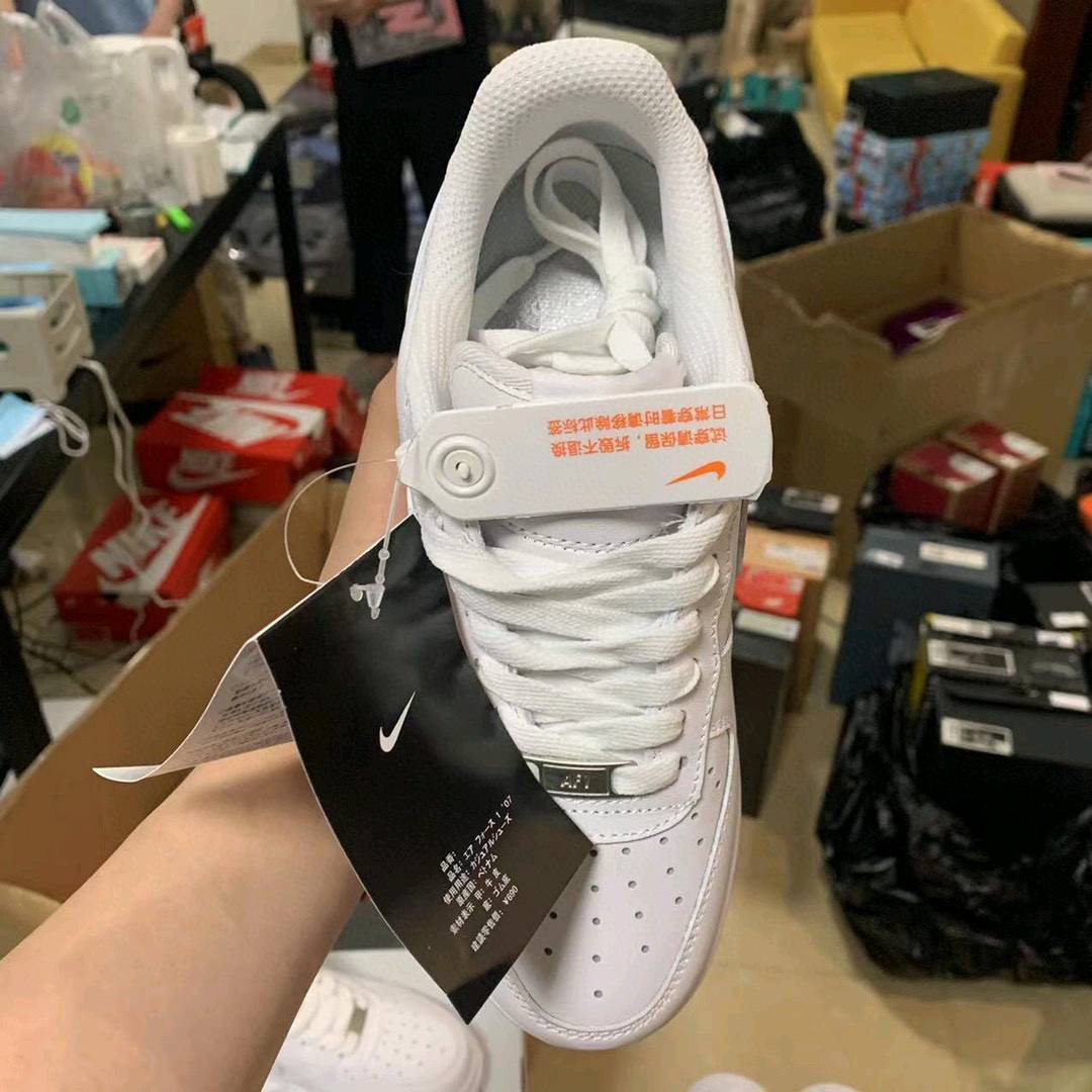 特价纯原版本，70💰半个月内破皮包换🔎 Nike AF1 纯白 nfc芯片版本 ‼️ 现货实拍 同价位吊打#所见即所得👟