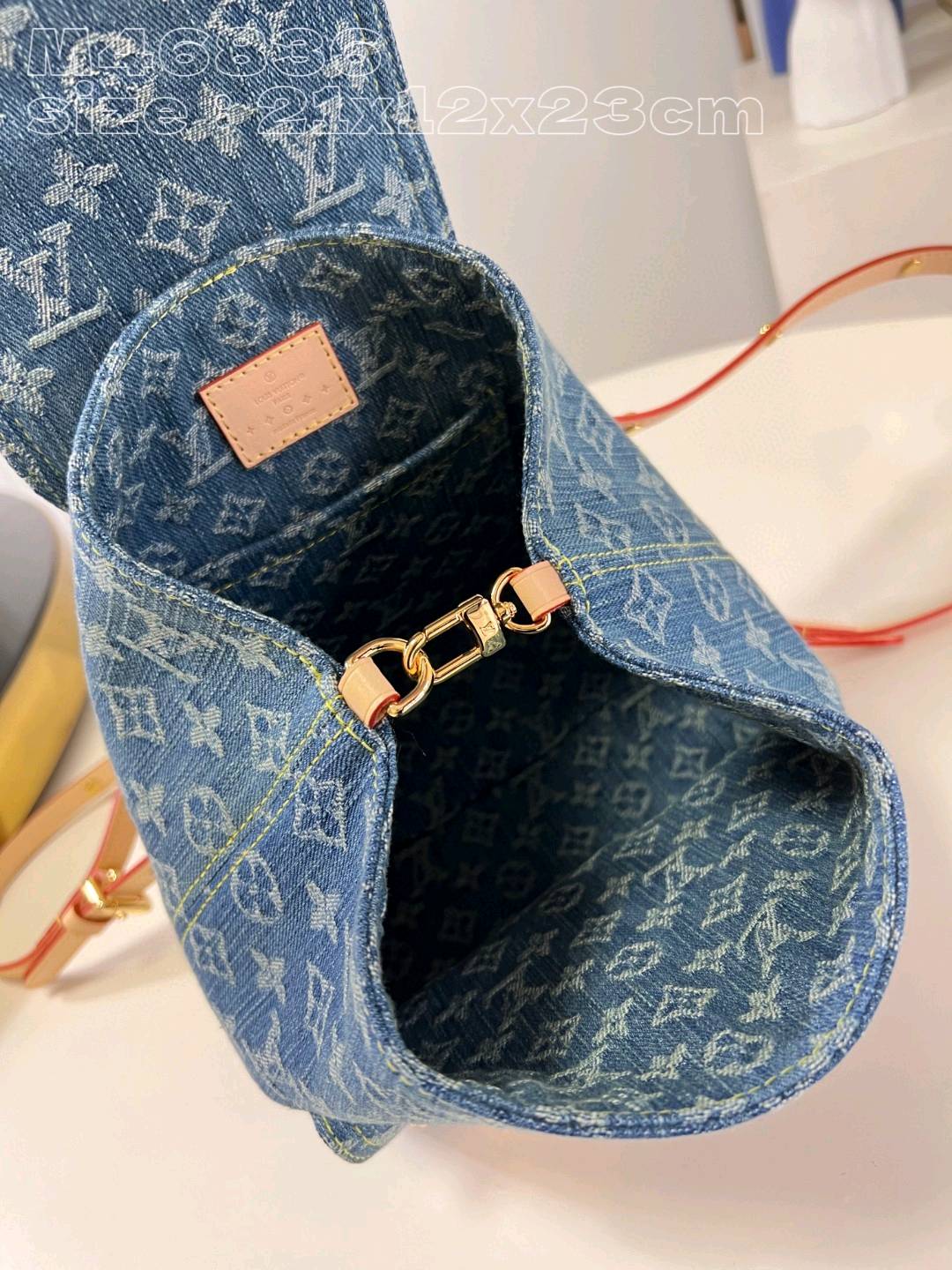 【💗660700 M46836 】Venice双肩包选用由认证棉织就的Monogram Denim 丹宁牛仔帆布，再以砂洗质感烘托利落线条。尺寸：21-12-23 s