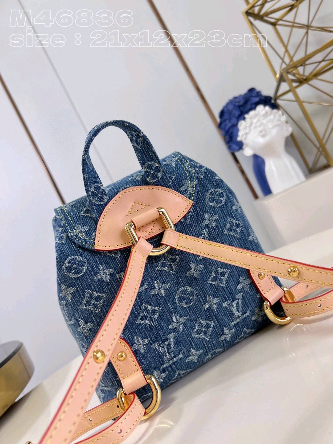 【💗660700 M46836 】Venice双肩包选用由认证棉织就的Monogram Denim 丹宁牛仔帆布，再以砂洗质感烘托利落线条。尺寸：21-12-23 s