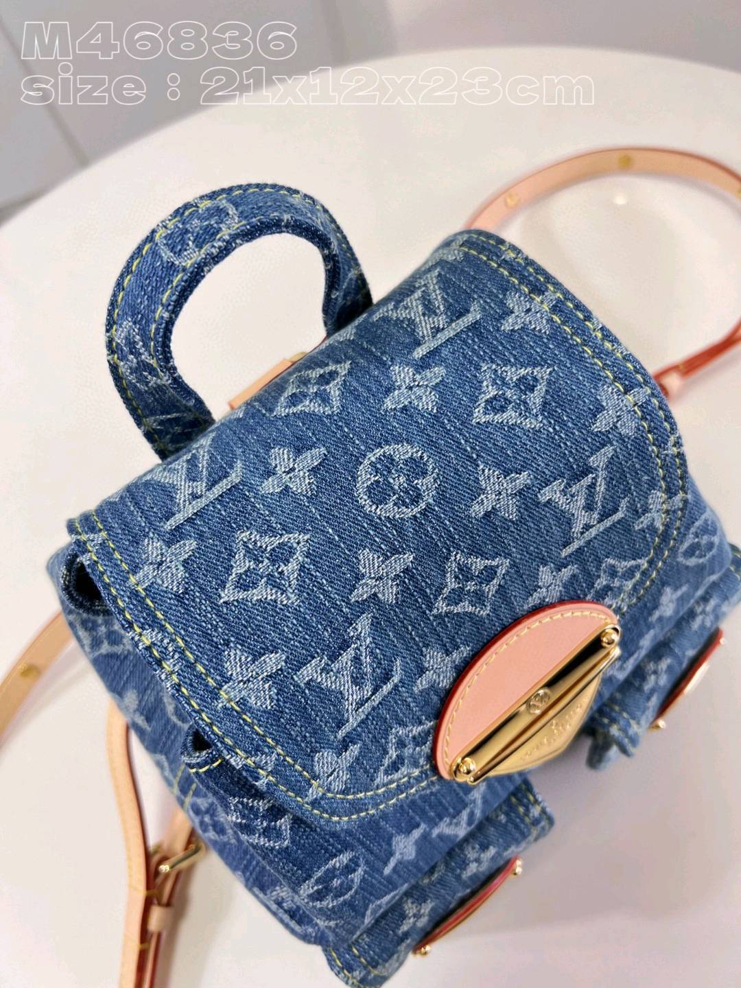 【💗660700 M46836 】Venice双肩包选用由认证棉织就的Monogram Denim 丹宁牛仔帆布，再以砂洗质感烘托利落线条。尺寸：21-12-23 s