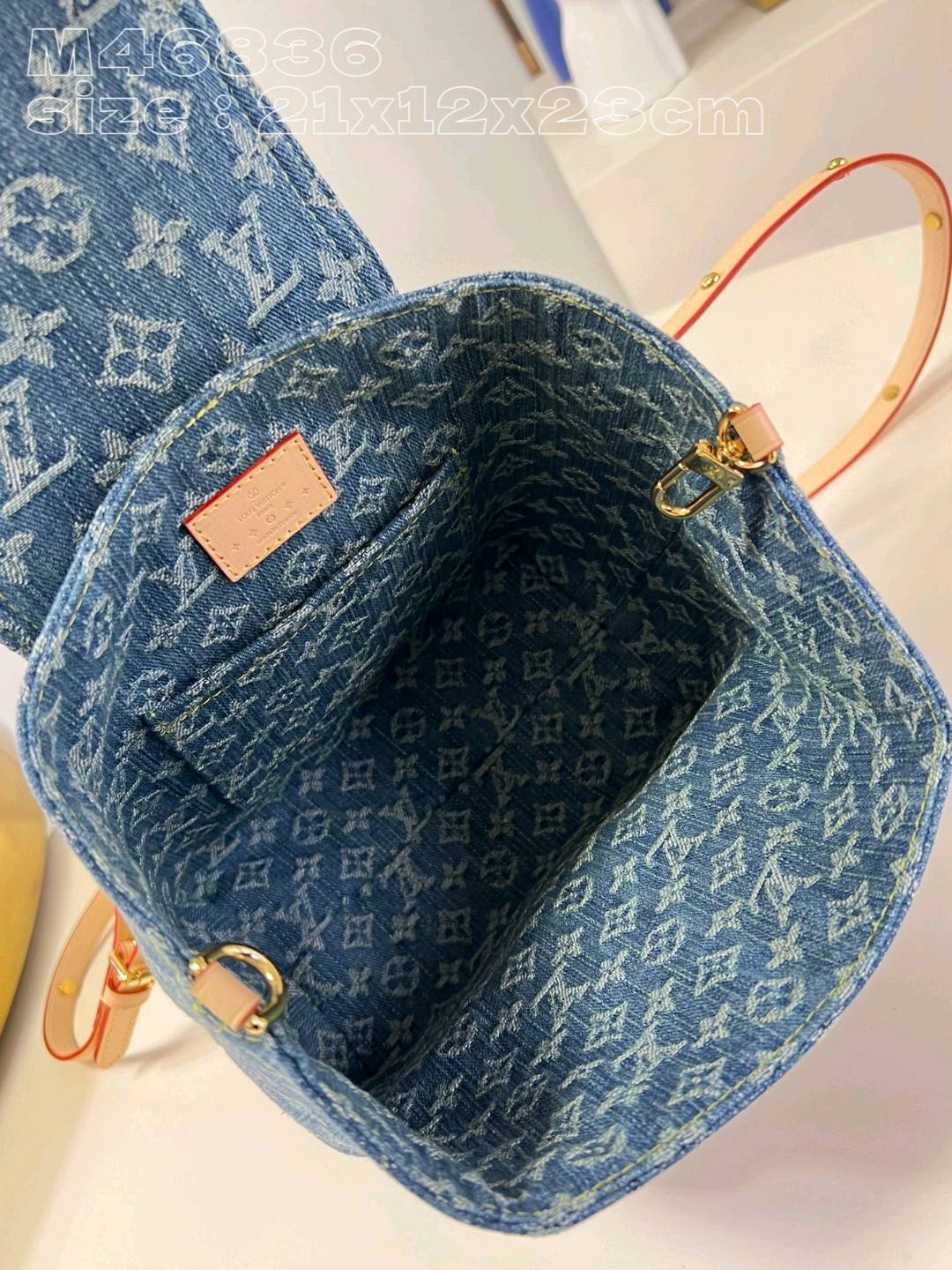 【💗660700 M46836 】Venice双肩包选用由认证棉织就的Monogram Denim 丹宁牛仔帆布，再以砂洗质感烘托利落线条。尺寸：21-12-23 s