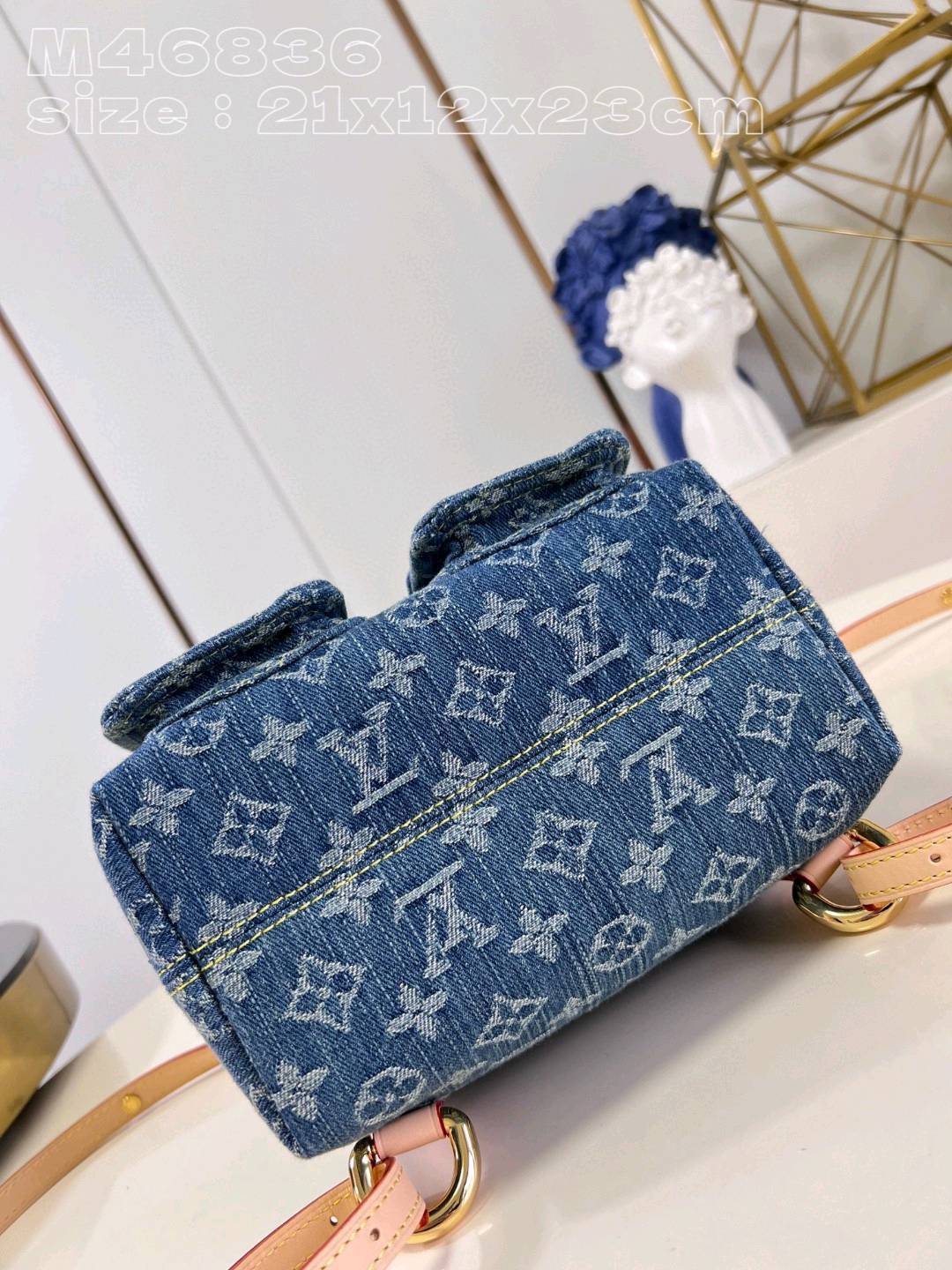 【💗660700 M46836 】Venice双肩包选用由认证棉织就的Monogram Denim 丹宁牛仔帆布，再以砂洗质感烘托利落线条。尺寸：21-12-23 s