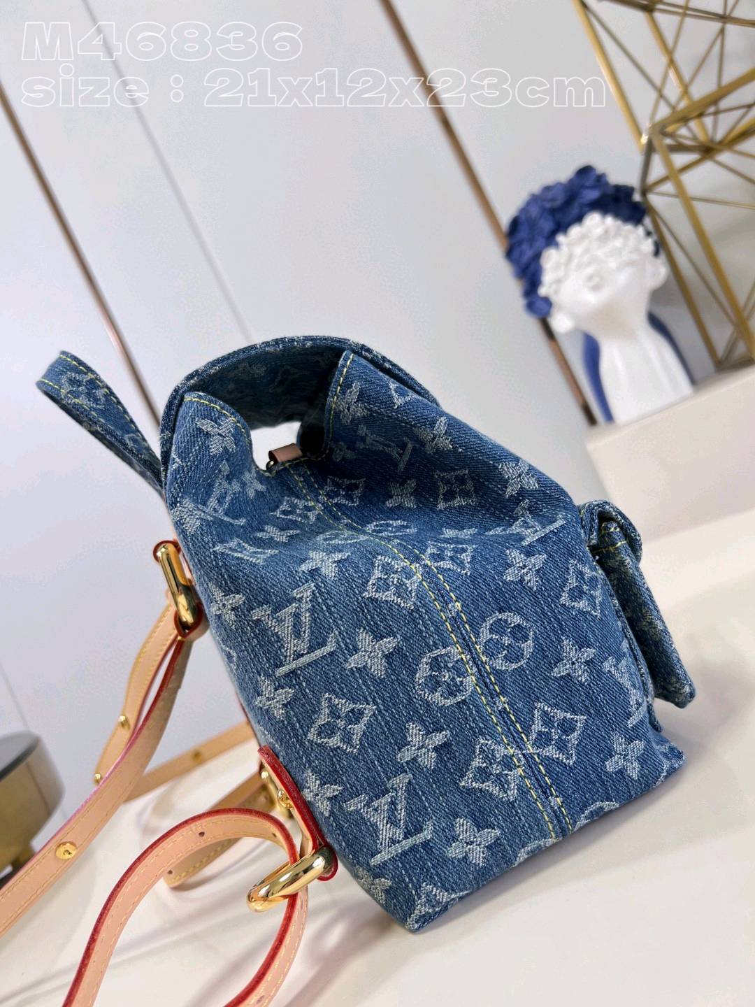 【💗660700 M46836 】Venice双肩包选用由认证棉织就的Monogram Denim 丹宁牛仔帆布，再以砂洗质感烘托利落线条。尺寸：21-12-23 s