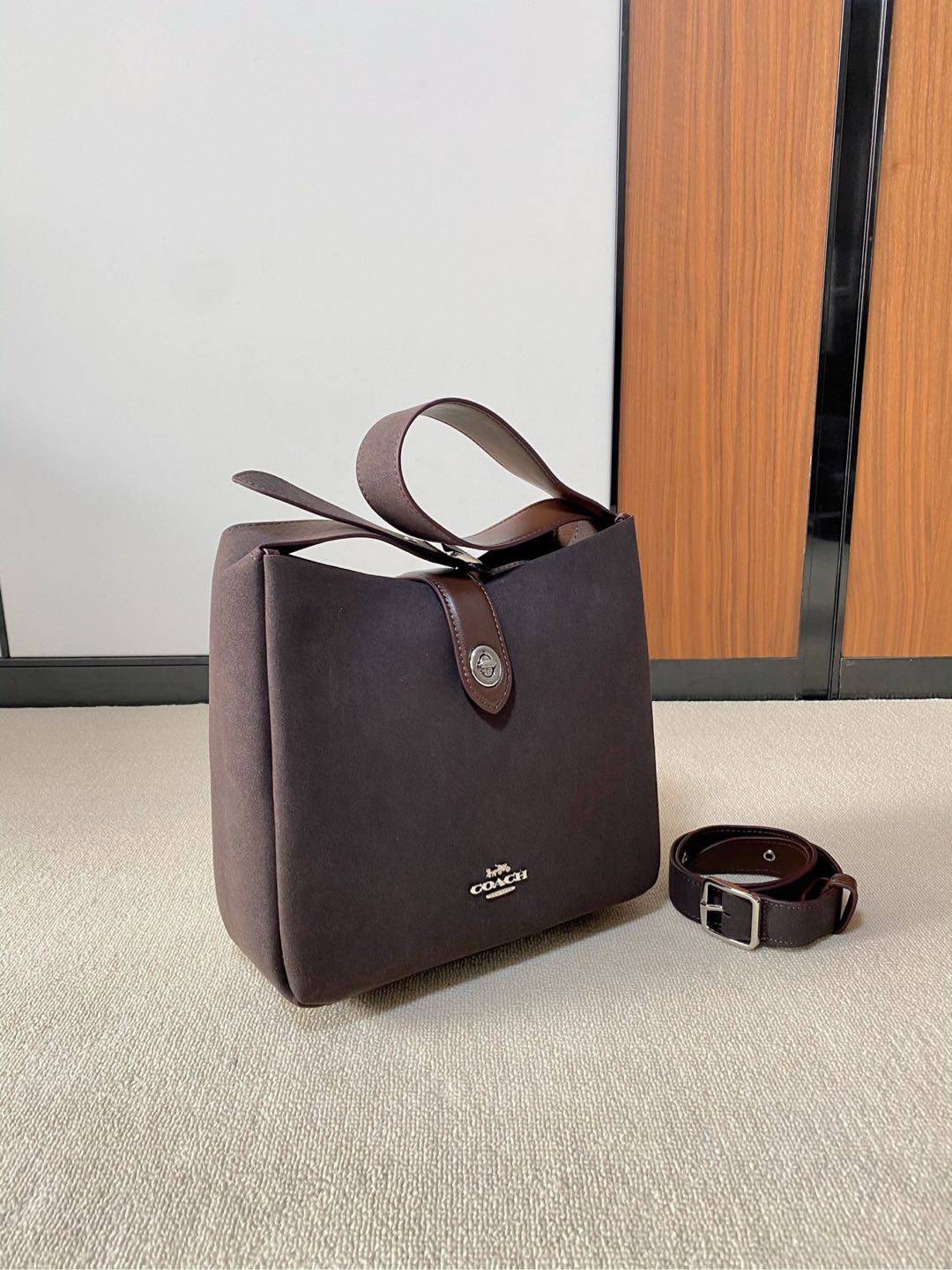 新品 Hadley 哈德利单肩包新款 Hadley Crossbody 全皮材质高级感满满 搭配可拆卸拼接延长肩带 单肩包可斜挎包使用 百搭且自重轻 大容量包包