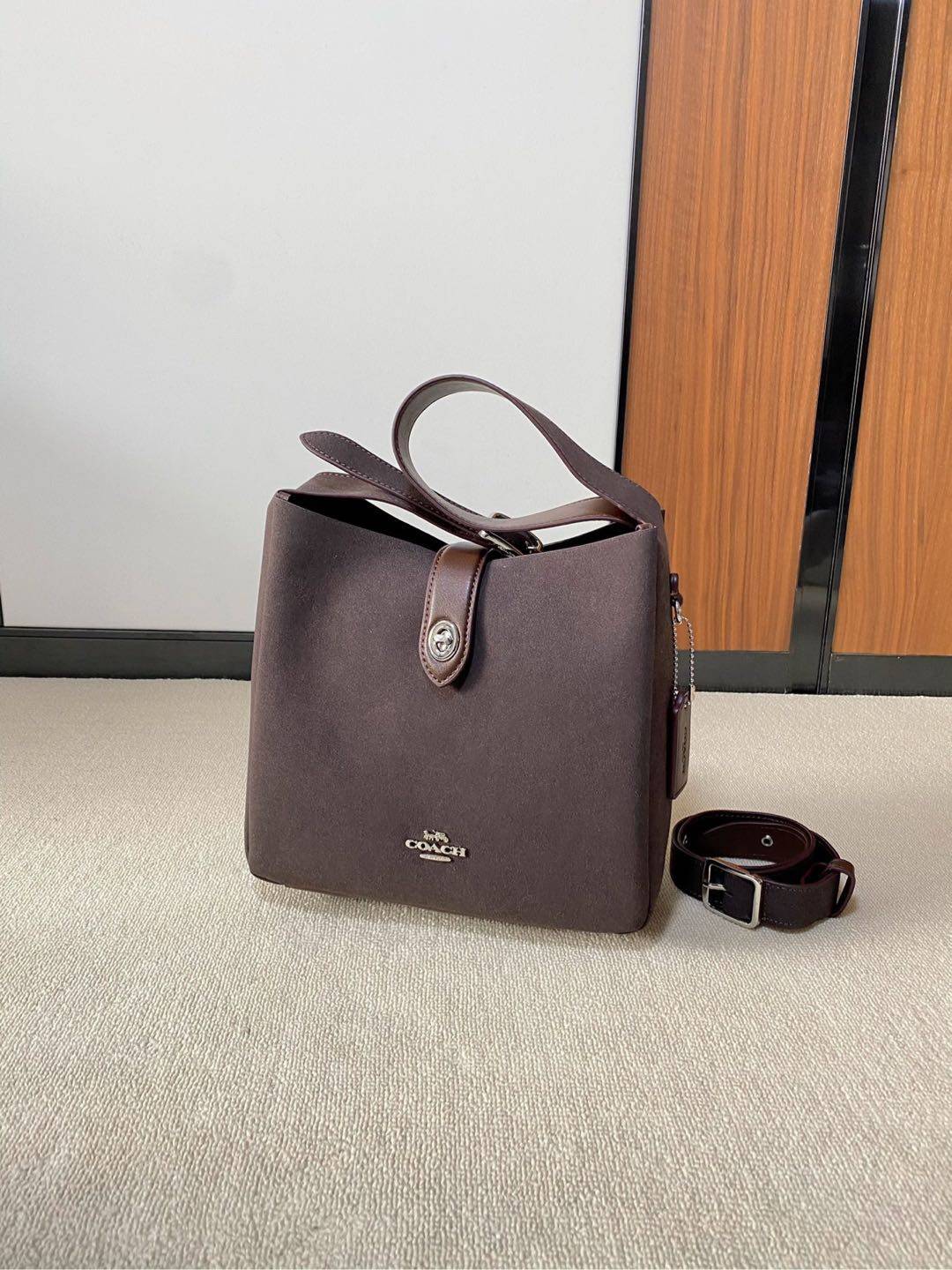 新品 Hadley 哈德利单肩包新款 Hadley Crossbody 全皮材质高级感满满 搭配可拆卸拼接延长肩带 单肩包可斜挎包使用 百搭且自重轻 大容量包包