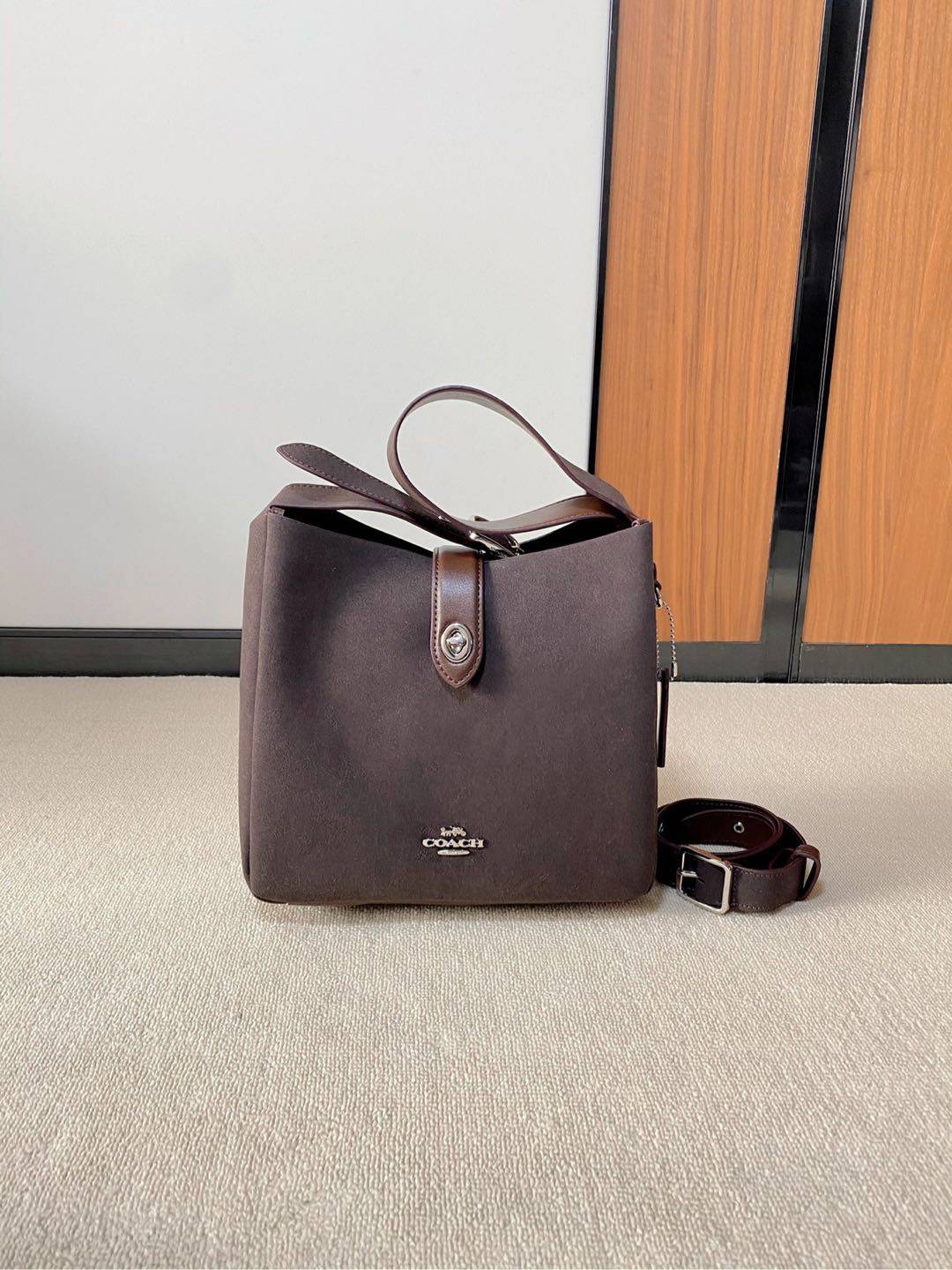 新品 Hadley 哈德利单肩包新款 Hadley Crossbody 全皮材质高级感满满 搭配可拆卸拼接延长肩带 单肩包可斜挎包使用 百搭且自重轻 大容量包包