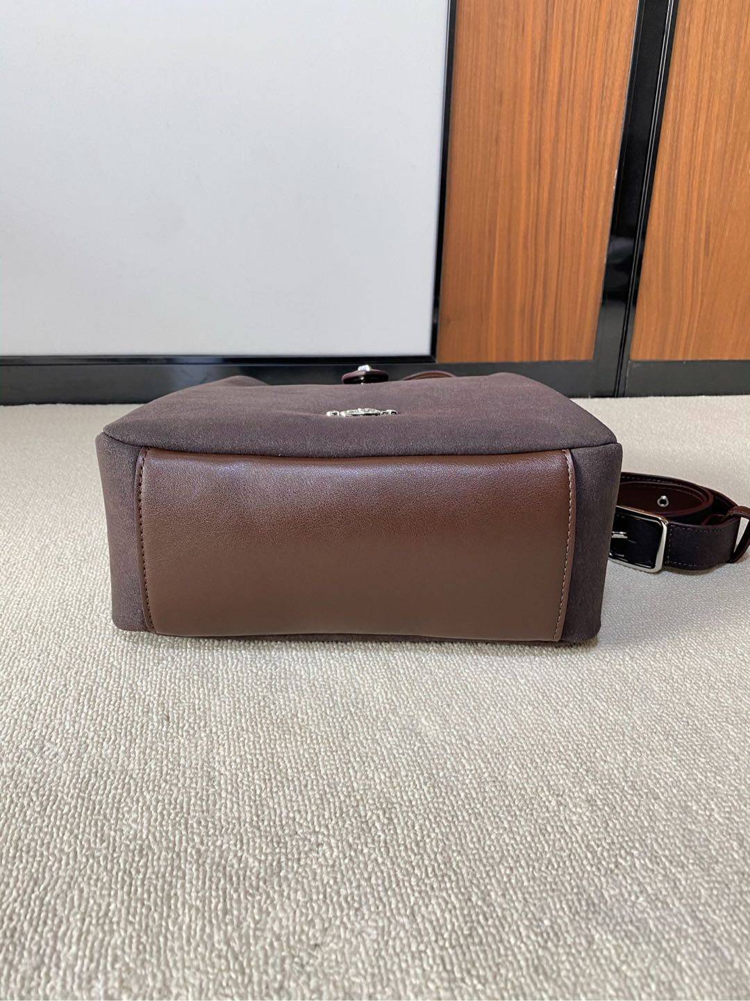 新品 Hadley 哈德利单肩包新款 Hadley Crossbody 全皮材质高级感满满 搭配可拆卸拼接延长肩带 单肩包可斜挎包使用 百搭且自重轻 大容量包包