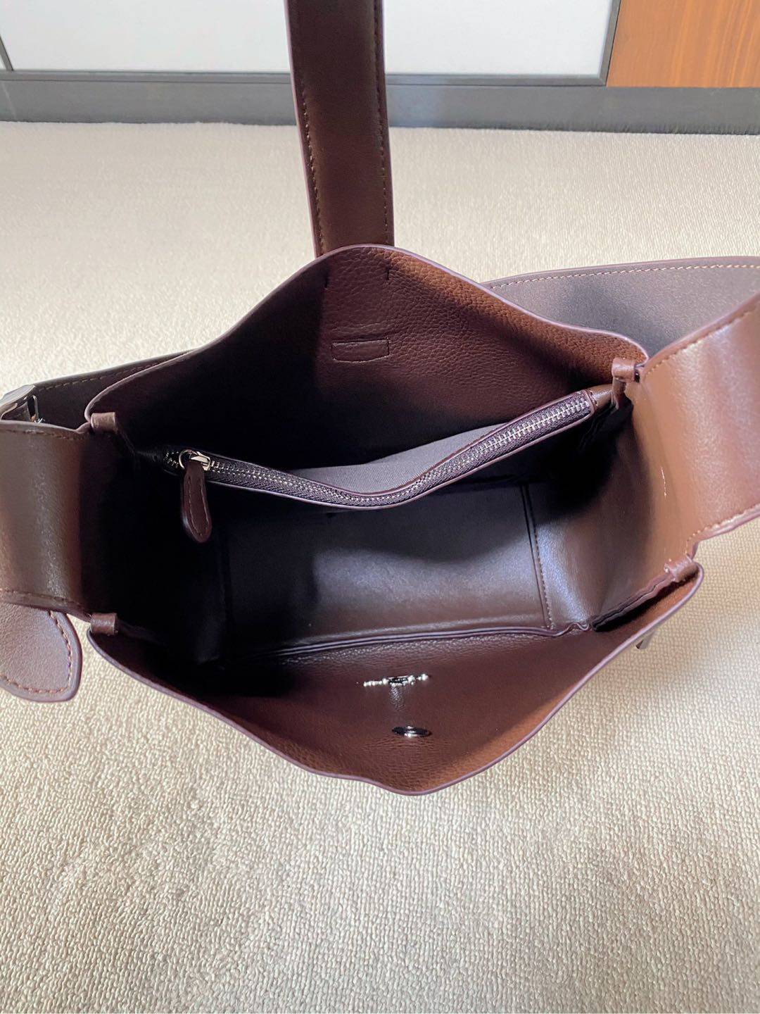 新品 Hadley 哈德利单肩包新款 Hadley Crossbody 全皮材质高级感满满 搭配可拆卸拼接延长肩带 单肩包可斜挎包使用 百搭且自重轻 大容量包包