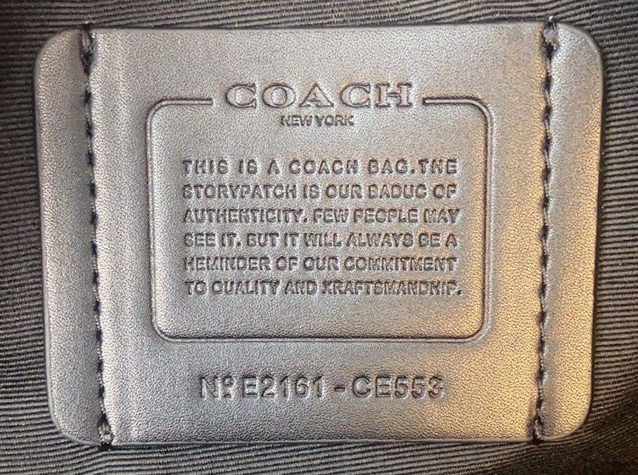 coach   ce553 男生徽章款旅行手袋来了!coach 经典款男士手袋旅行必备款式 超大容量超级能装!夏天漂流 冬天	滑雪多健身，毛巾护腰水杯 随便塞 经典色 logo 配上男生大爱的徽章系列yyds 尺寸长45cmx高26cmx宽21.5、原单头层牛皮