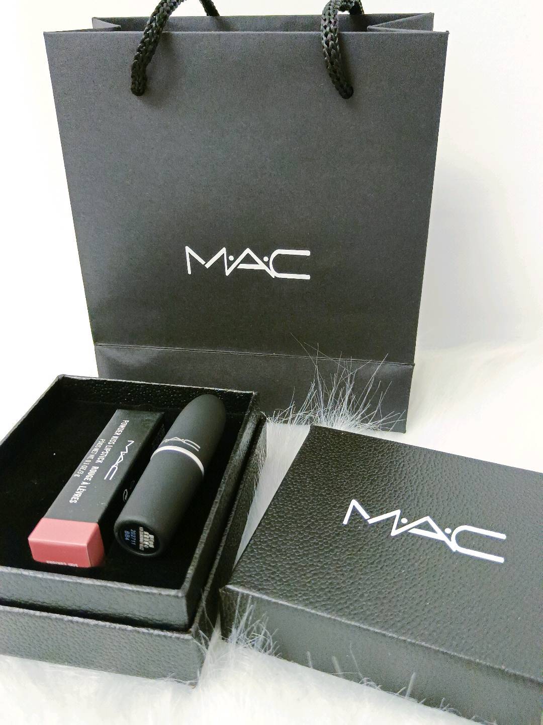 35💰配礼盒礼袋 海南免税版mac磨砂口红926  柔雾感玫瑰红茶调，薄涂厚涂都非常好看，显气质，日常又百搭，哑光丝绒质地，丝滑又显色，细腻不拔干！