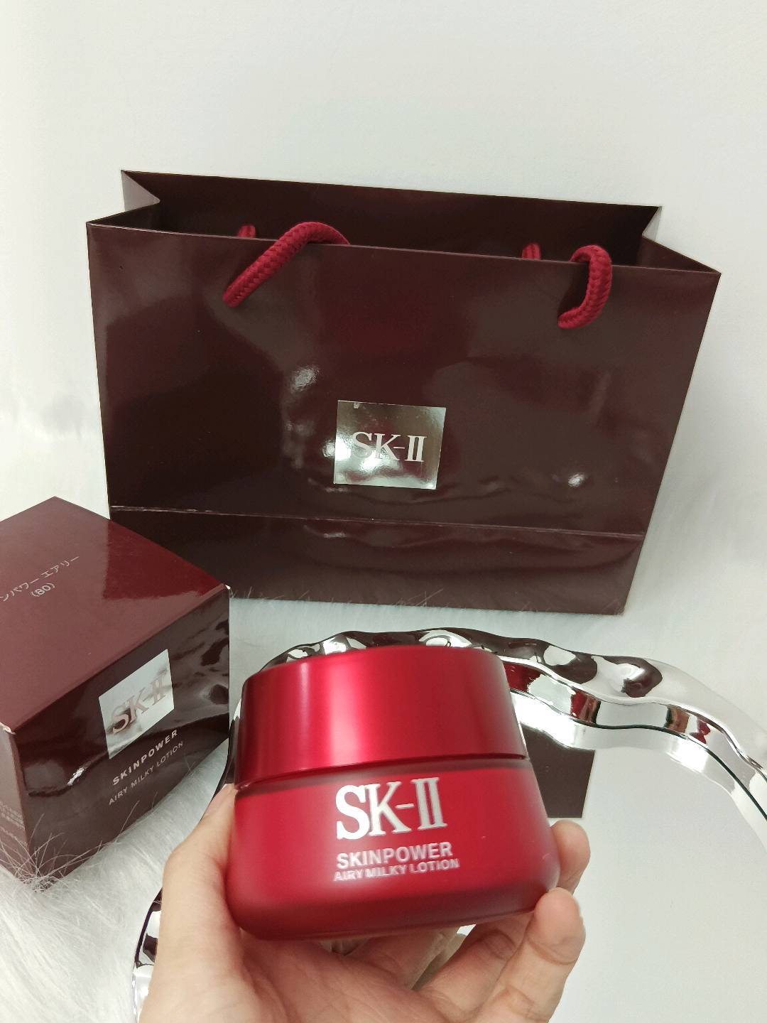 28💰配专柜手提袋 海南免税版sk大红瓶面霜80g  其核心成分Pitera和五胜肽能够有效提升肌肤弹性，减少细纹和皱纹的出现。持续使用可以淡化已有细纹，防止糖化氧化，减少新生细纹，避免皱纹加深。‌能够改善毛孔粗大和脸部松弛的问题，让皮肤保持活力水润饱满。