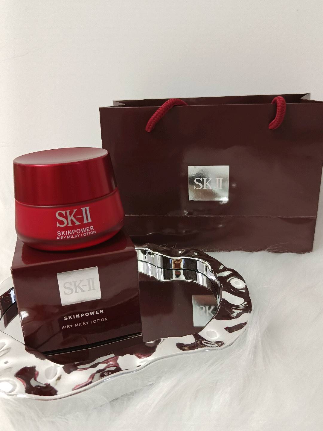 28💰配专柜手提袋 海南免税版sk大红瓶面霜80g  其核心成分Pitera和五胜肽能够有效提升肌肤弹性，减少细纹和皱纹的出现。持续使用可以淡化已有细纹，防止糖化氧化，减少新生细纹，避免皱纹加深。‌能够改善毛孔粗大和脸部松弛的问题，让皮肤保持活力水润饱满。