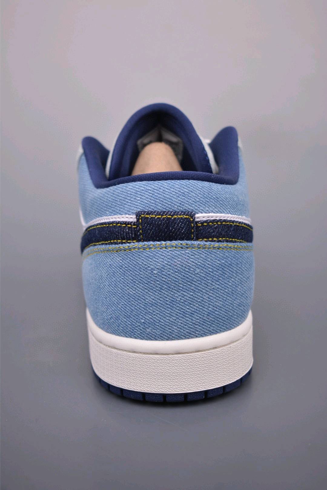 💰240 纯原版 可退换
Air Jordan 1 Low 白蓝
AJ1乔1低帮休闲板鞋 同步官方配色 
市场唯一独家头层皮打造 原鞋原档案开发 
原厂皮料 原档冲孔鞋头 正确满胶鞋垫 四线拉帮 原厂织唛标 鞋舌高弹海绵填充。
官方货号：IH0648 1413333
Size： 36 36.5 37.5 38 38.5 39 40 40.5 41 42 42.5 43 44 45 46