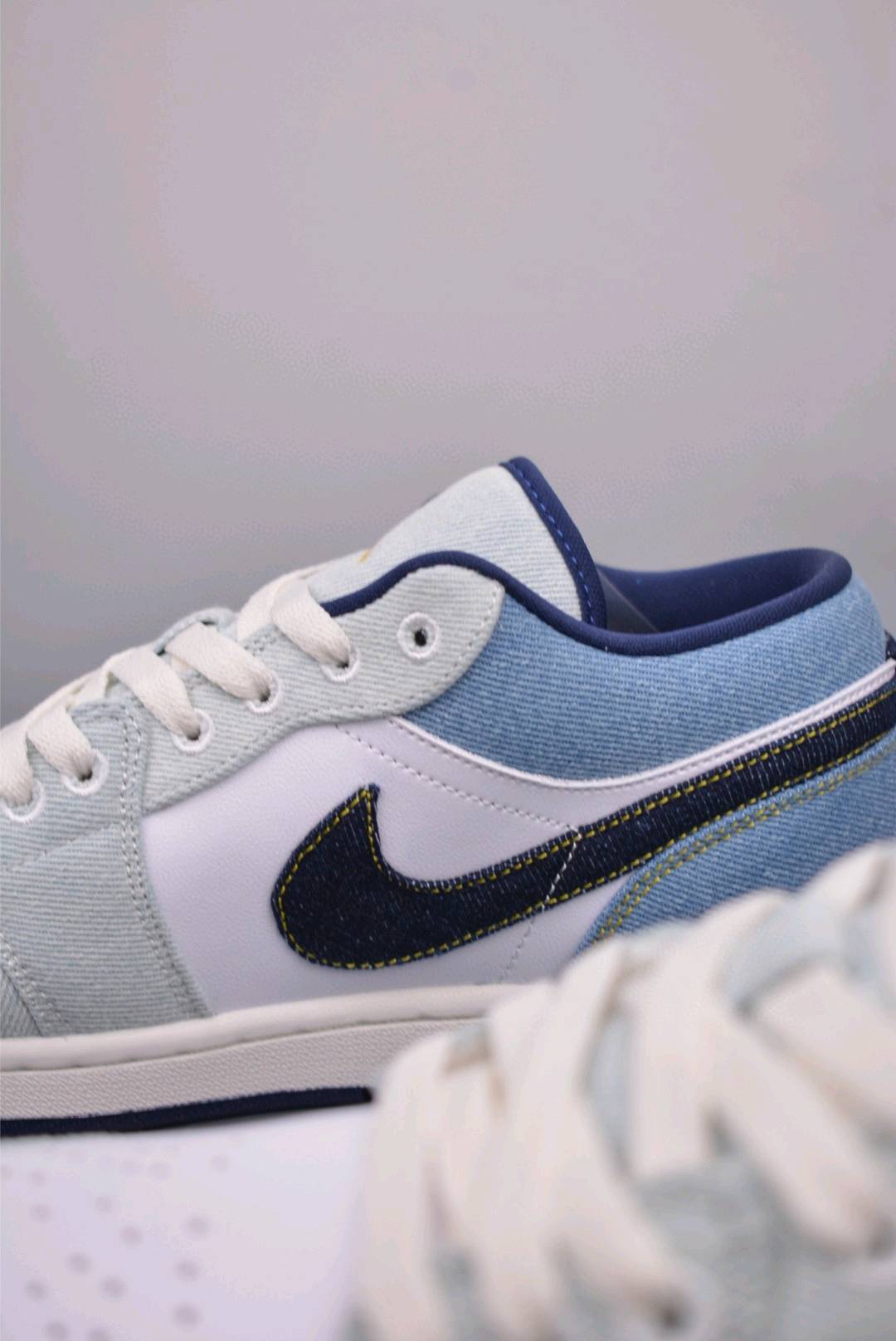 💰240 纯原版 可退换
Air Jordan 1 Low 白蓝
AJ1乔1低帮休闲板鞋 同步官方配色 
市场唯一独家头层皮打造 原鞋原档案开发 
原厂皮料 原档冲孔鞋头 正确满胶鞋垫 四线拉帮 原厂织唛标 鞋舌高弹海绵填充。
官方货号：IH0648 1413333
Size： 36 36.5 37.5 38 38.5 39 40 40.5 41 42 42.5 43 44 45 46