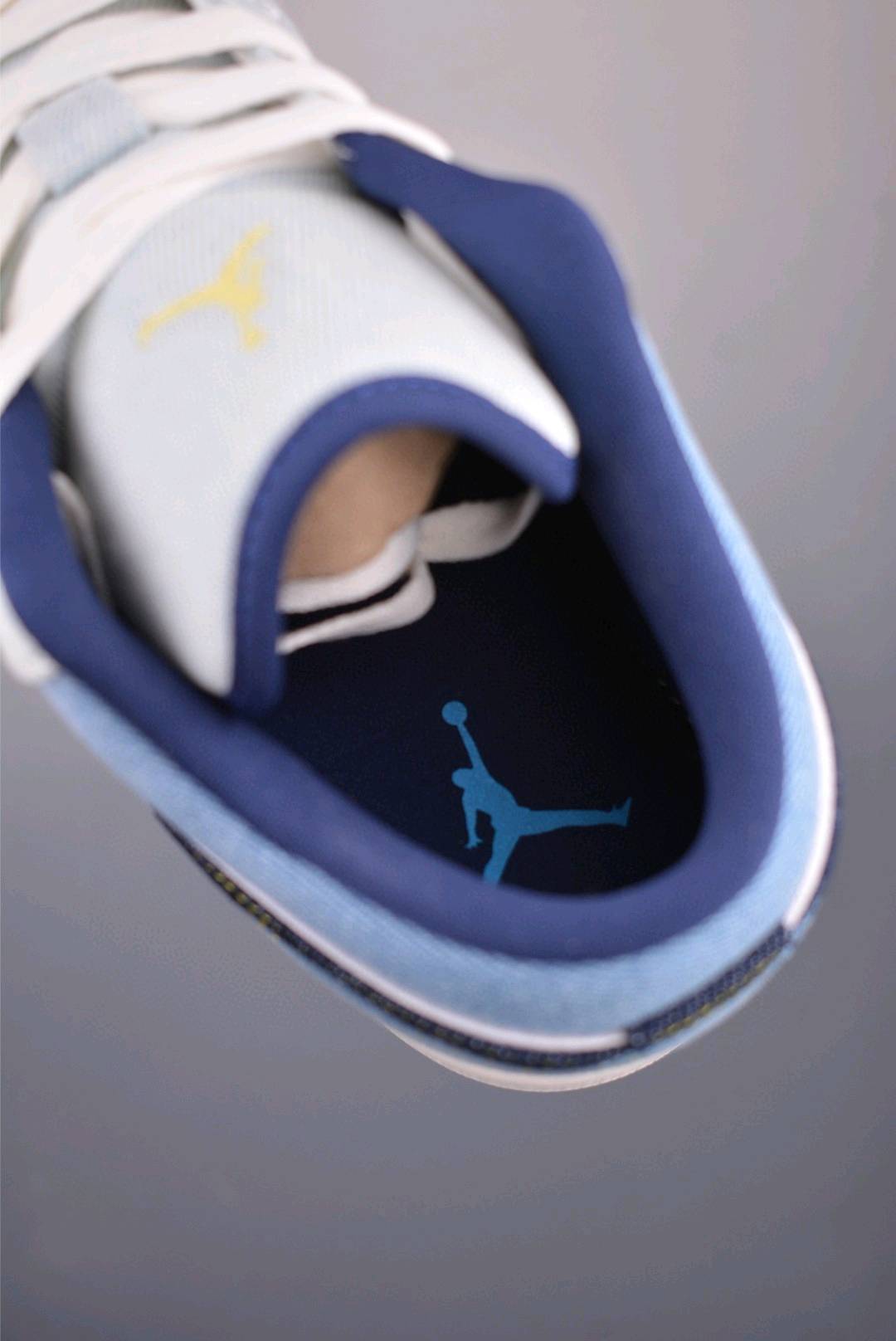 💰240 纯原版 可退换
Air Jordan 1 Low 白蓝
AJ1乔1低帮休闲板鞋 同步官方配色 
市场唯一独家头层皮打造 原鞋原档案开发 
原厂皮料 原档冲孔鞋头 正确满胶鞋垫 四线拉帮 原厂织唛标 鞋舌高弹海绵填充。
官方货号：IH0648 1413333
Size： 36 36.5 37.5 38 38.5 39 40 40.5 41 42 42.5 43 44 45 46