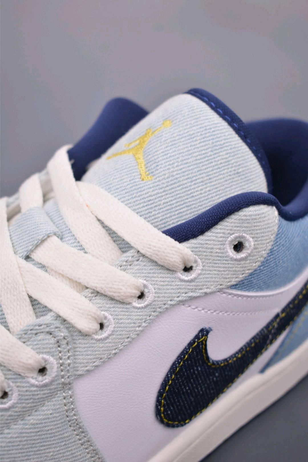 💰240 纯原版 可退换
Air Jordan 1 Low 白蓝
AJ1乔1低帮休闲板鞋 同步官方配色 
市场唯一独家头层皮打造 原鞋原档案开发 
原厂皮料 原档冲孔鞋头 正确满胶鞋垫 四线拉帮 原厂织唛标 鞋舌高弹海绵填充。
官方货号：IH0648 1413333
Size： 36 36.5 37.5 38 38.5 39 40 40.5 41 42 42.5 43 44 45 46