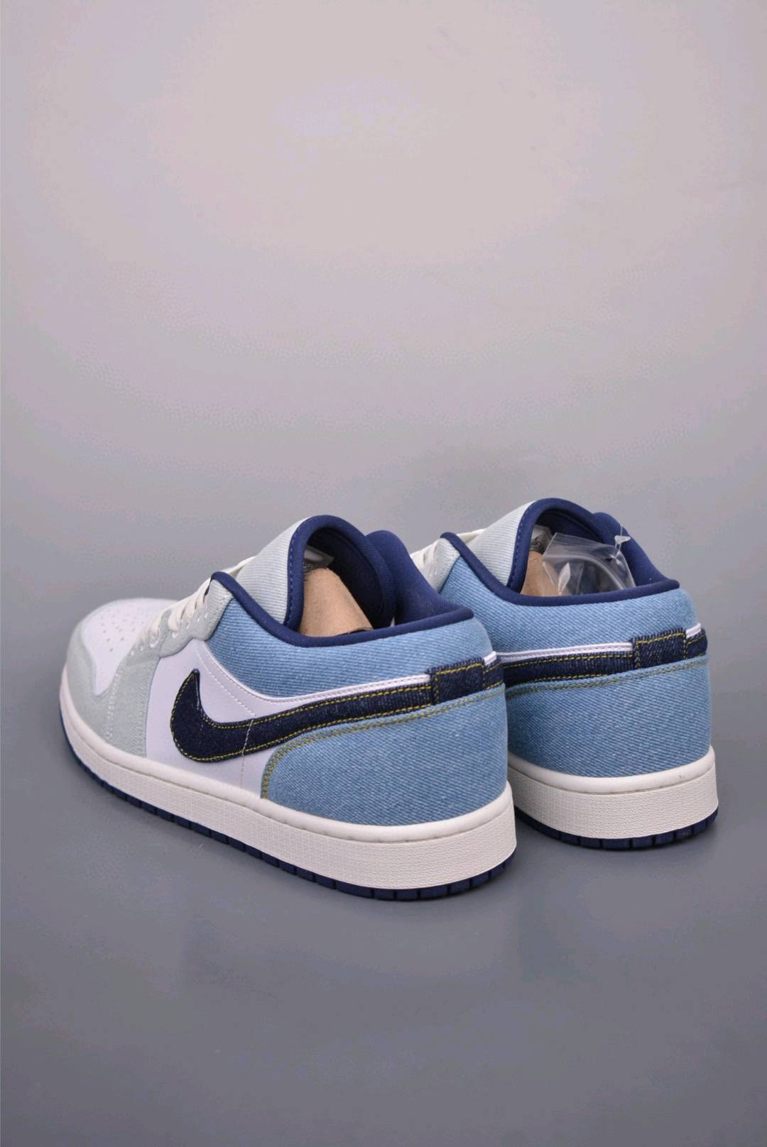 💰240 纯原版 可退换
Air Jordan 1 Low 白蓝
AJ1乔1低帮休闲板鞋 同步官方配色 
市场唯一独家头层皮打造 原鞋原档案开发 
原厂皮料 原档冲孔鞋头 正确满胶鞋垫 四线拉帮 原厂织唛标 鞋舌高弹海绵填充。
官方货号：IH0648 1413333
Size： 36 36.5 37.5 38 38.5 39 40 40.5 41 42 42.5 43 44 45 46