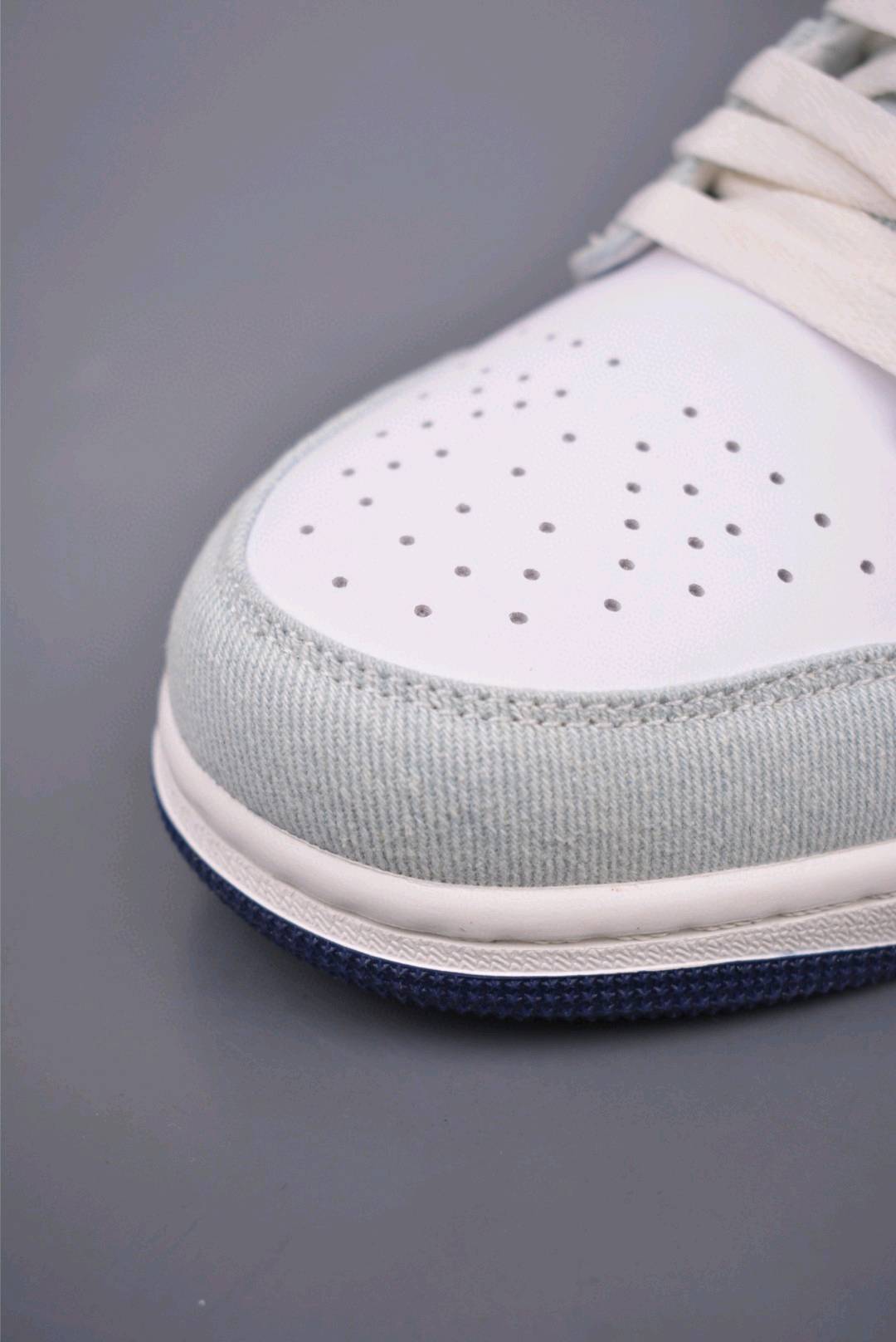 💰240 纯原版 可退换
Air Jordan 1 Low 白蓝
AJ1乔1低帮休闲板鞋 同步官方配色 
市场唯一独家头层皮打造 原鞋原档案开发 
原厂皮料 原档冲孔鞋头 正确满胶鞋垫 四线拉帮 原厂织唛标 鞋舌高弹海绵填充。
官方货号：IH0648 1413333
Size： 36 36.5 37.5 38 38.5 39 40 40.5 41 42 42.5 43 44 45 46