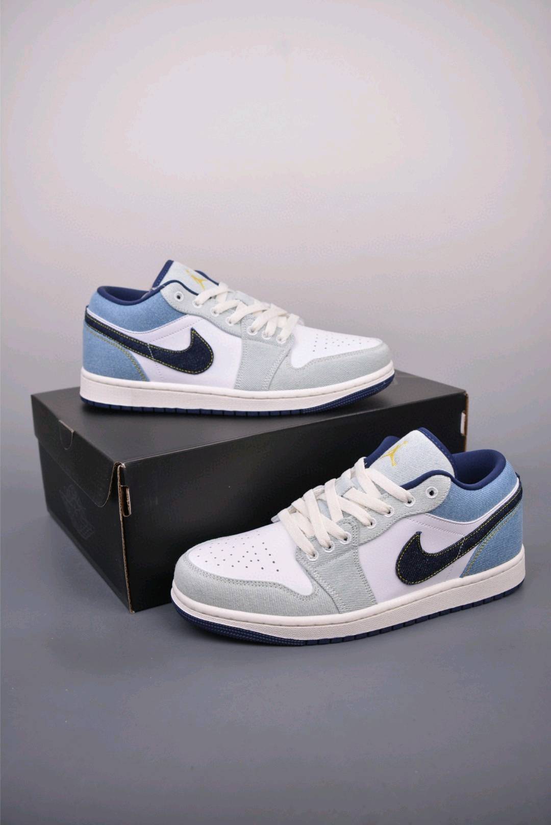 💰240 纯原版 可退换
Air Jordan 1 Low 白蓝
AJ1乔1低帮休闲板鞋 同步官方配色 
市场唯一独家头层皮打造 原鞋原档案开发 
原厂皮料 原档冲孔鞋头 正确满胶鞋垫 四线拉帮 原厂织唛标 鞋舌高弹海绵填充。
官方货号：IH0648 1413333
Size： 36 36.5 37.5 38 38.5 39 40 40.5 41 42 42.5 43 44 45 46