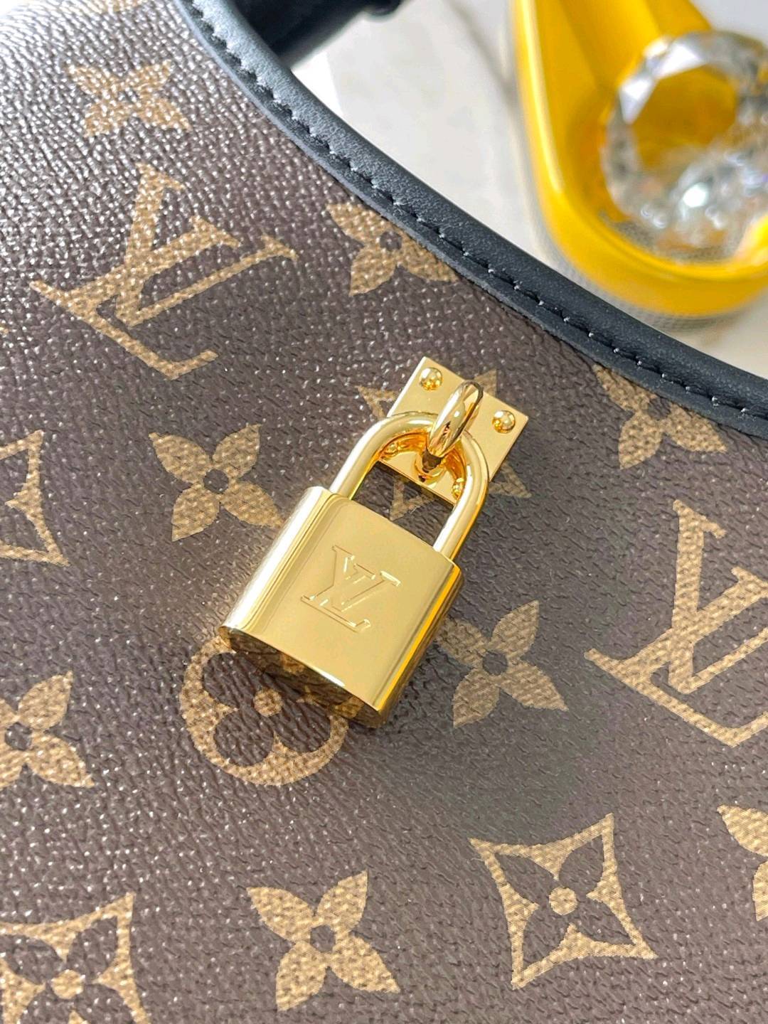 p690 【特级MB高弹面料】 The Drop 小号手袋 型号：M12940老花163C芯片 材料：A+级全钢五金，进口高弹面料 包装：全套特级免税MB包装 尺寸：15 x 12 x 28 厘米