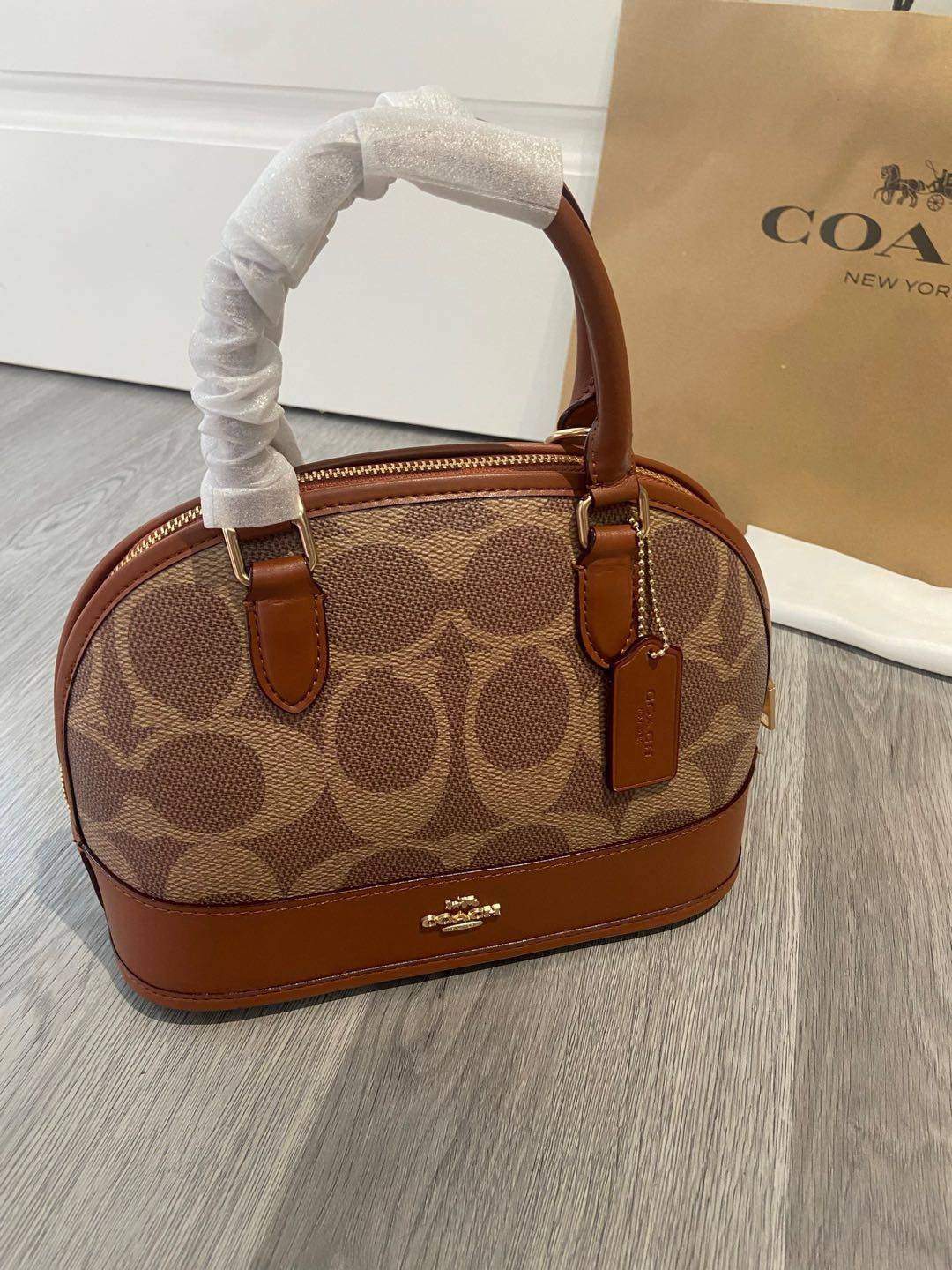 💰249。🉐COACH 5月新品cAS19老花贝壳包蔻驰贝壳包经典包型真是永不过时啊 很有质感的焦糖色老花logo搭配这个包型真的很高级 尺寸26/19/12.5