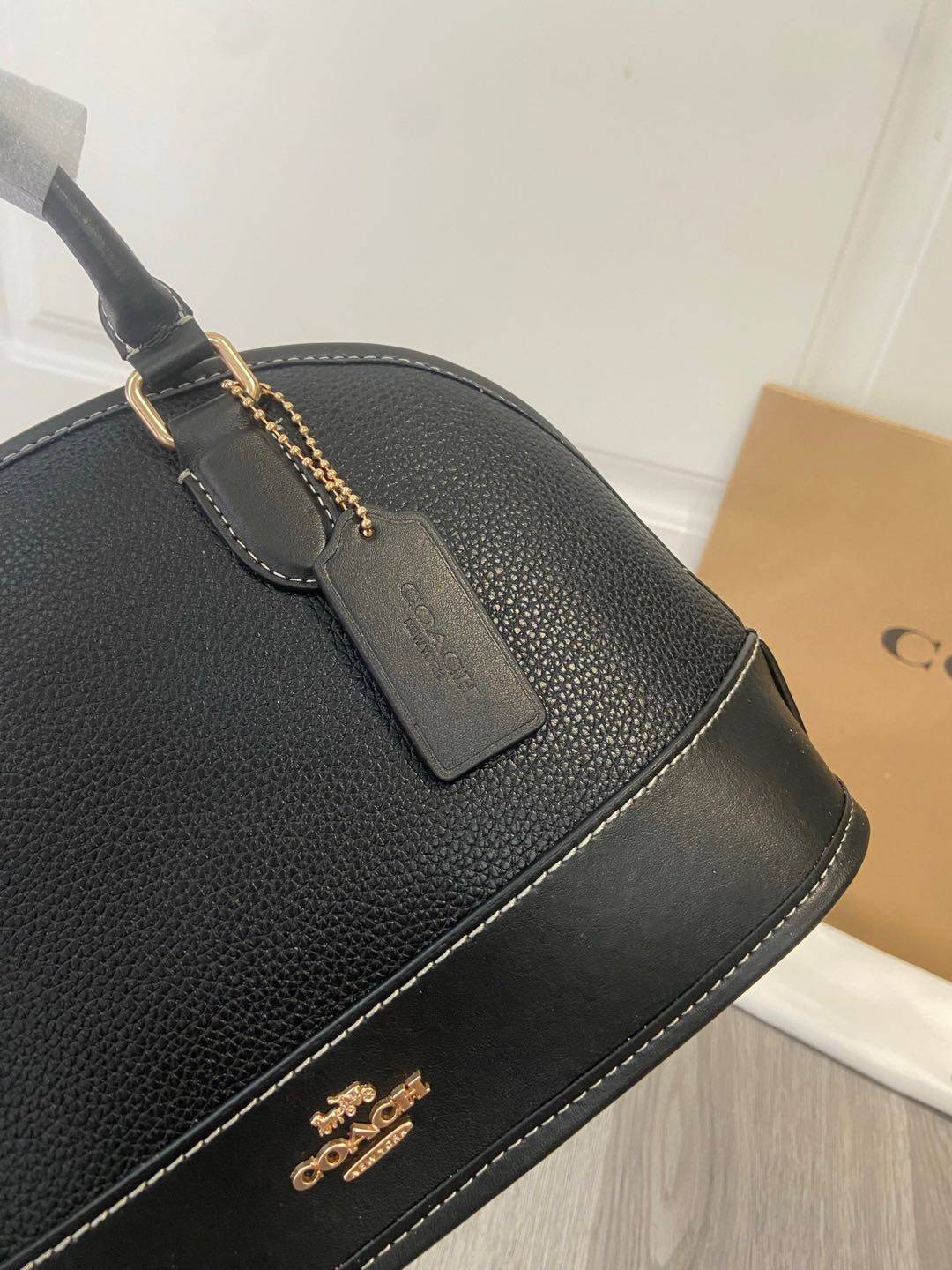💰249。🉐COACH 5月新品cAS19老花贝壳包蔻驰贝壳包经典包型真是永不过时啊 很有质感的焦糖色老花logo搭配这个包型真的很高级 尺寸26/19/12.5