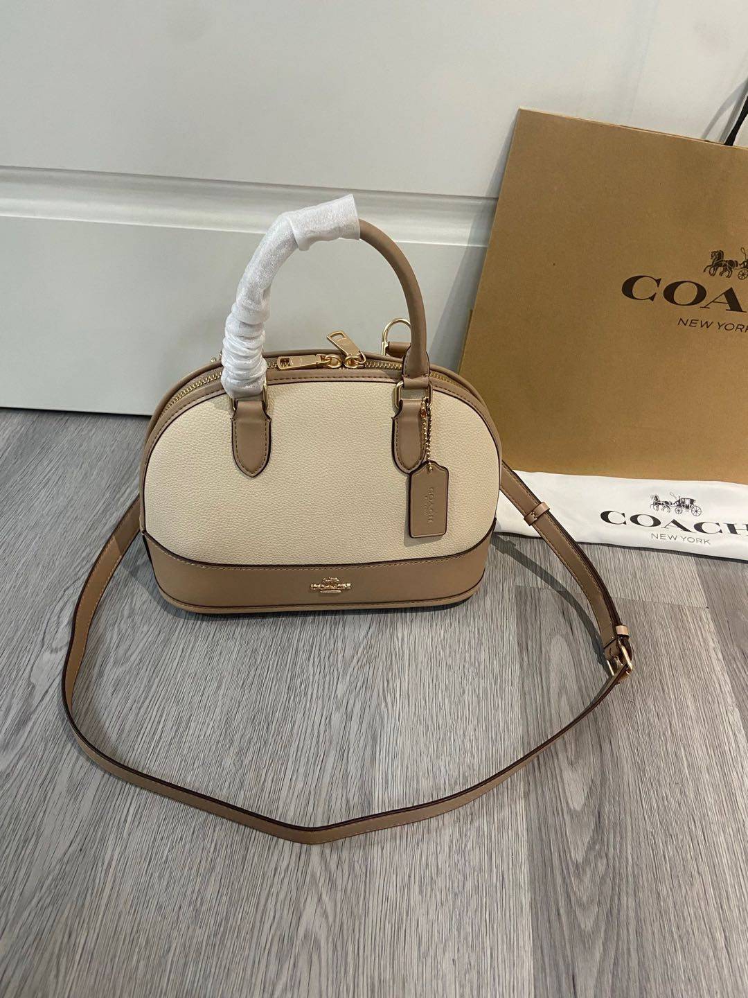 💰249。🉐COACH 5月新品cAS19老花贝壳包蔻驰贝壳包经典包型真是永不过时啊 很有质感的焦糖色老花logo搭配这个包型真的很高级 尺寸26/19/12.5