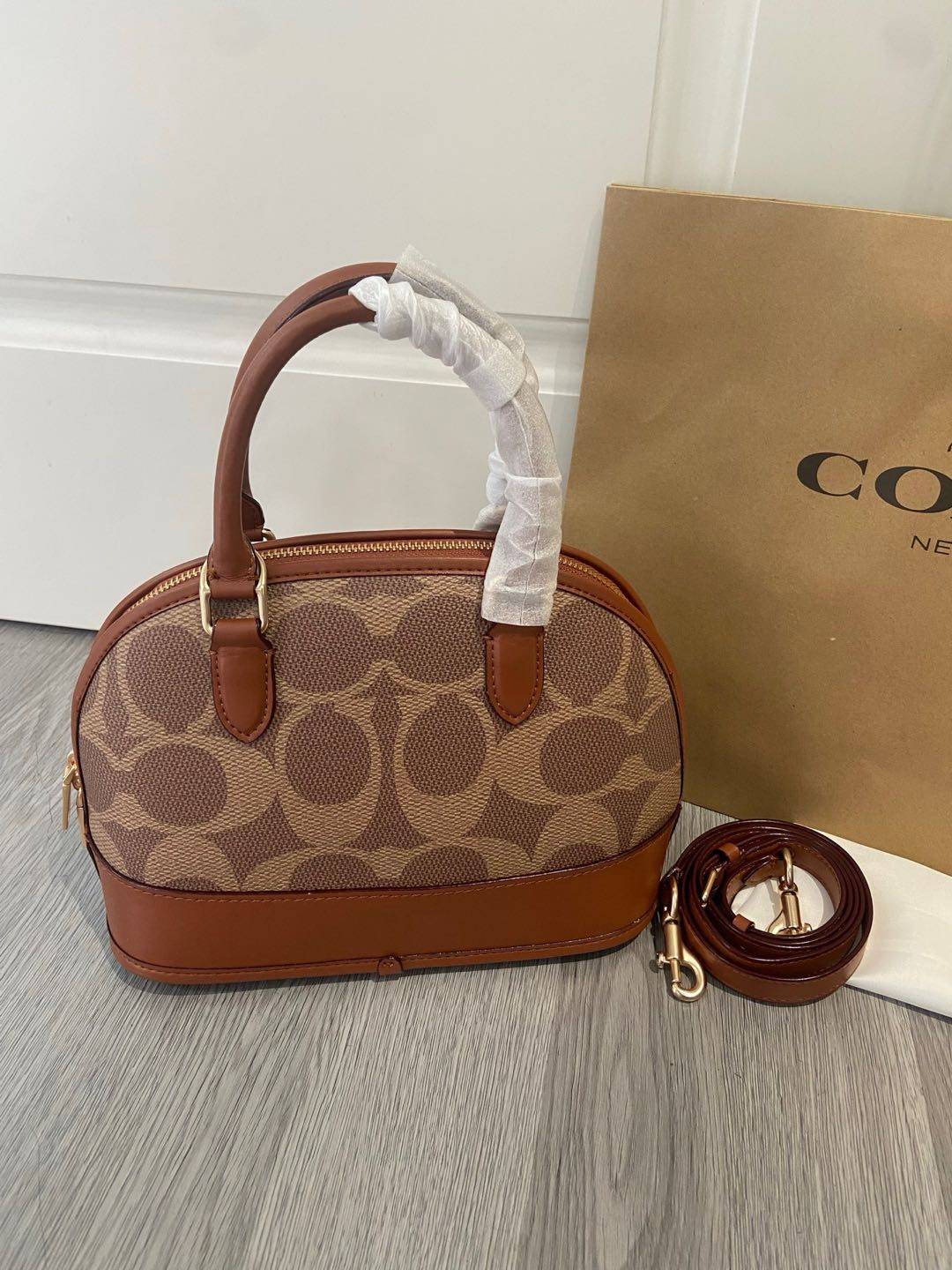 💰249。🉐COACH 5月新品cAS19老花贝壳包蔻驰贝壳包经典包型真是永不过时啊 很有质感的焦糖色老花logo搭配这个包型真的很高级 尺寸26/19/12.5
