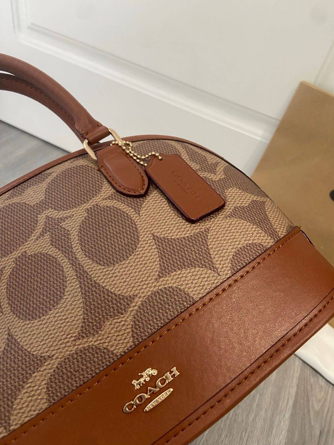 💰249。🉐COACH 5月新品cAS19老花贝壳包蔻驰贝壳包经典包型真是永不过时啊 很有质感的焦糖色老花logo搭配这个包型真的很高级 尺寸26/19/12.5