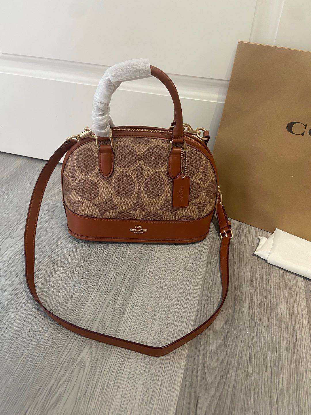 💰249。🉐COACH 5月新品cAS19老花贝壳包蔻驰贝壳包经典包型真是永不过时啊 很有质感的焦糖色老花logo搭配这个包型真的很高级 尺寸26/19/12.5