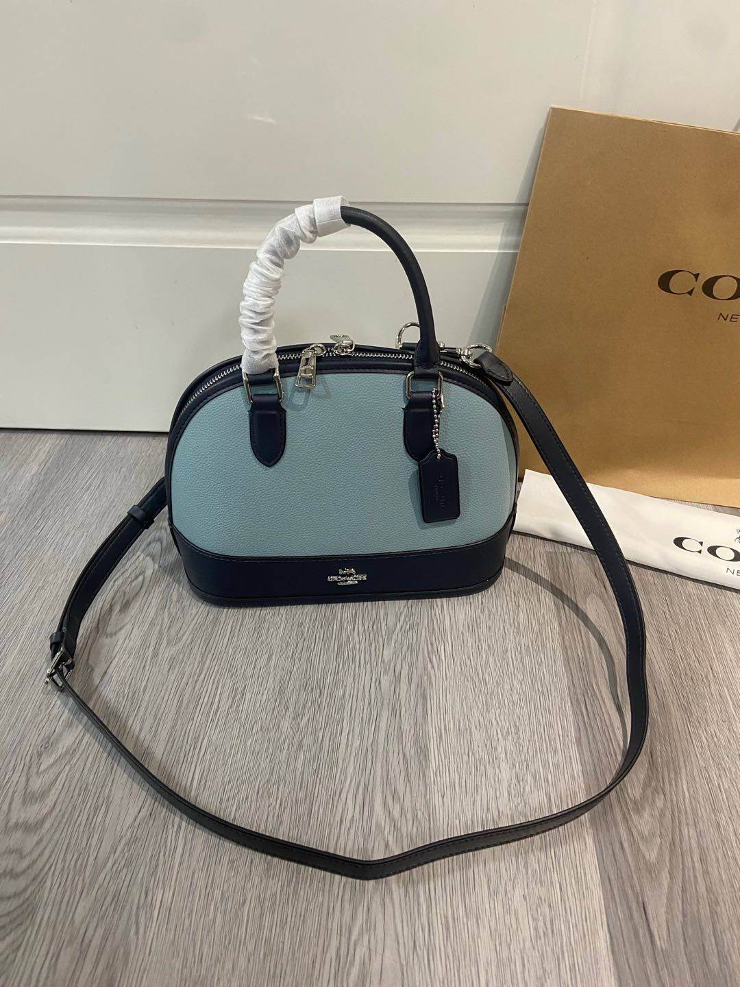 💰249。🉐COACH 5月新品cAS19老花贝壳包蔻驰贝壳包经典包型真是永不过时啊 很有质感的焦糖色老花logo搭配这个包型真的很高级 尺寸26/19/12.5