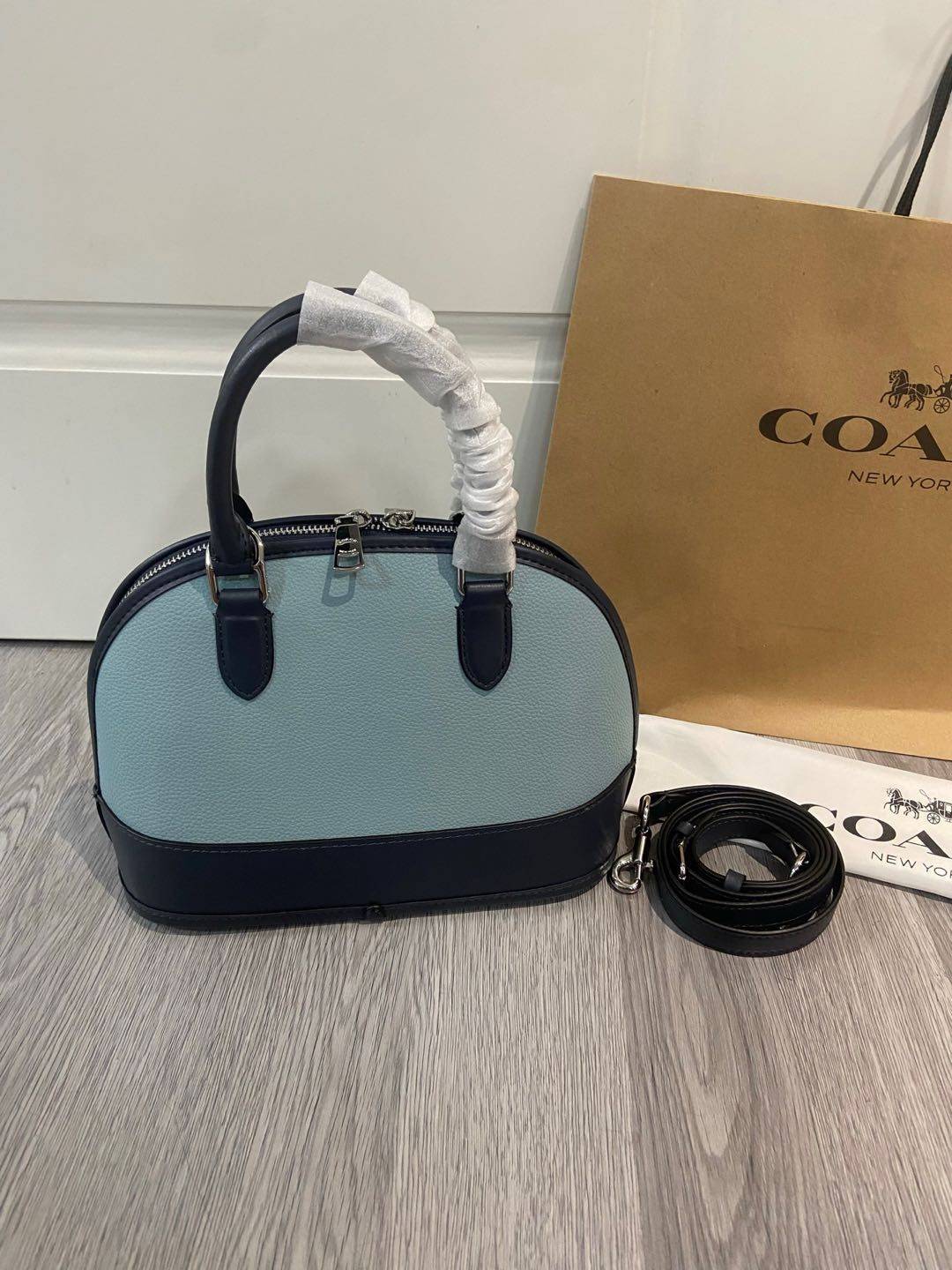 💰249。🉐COACH 5月新品cAS19老花贝壳包蔻驰贝壳包经典包型真是永不过时啊 很有质感的焦糖色老花logo搭配这个包型真的很高级 尺寸26/19/12.5
