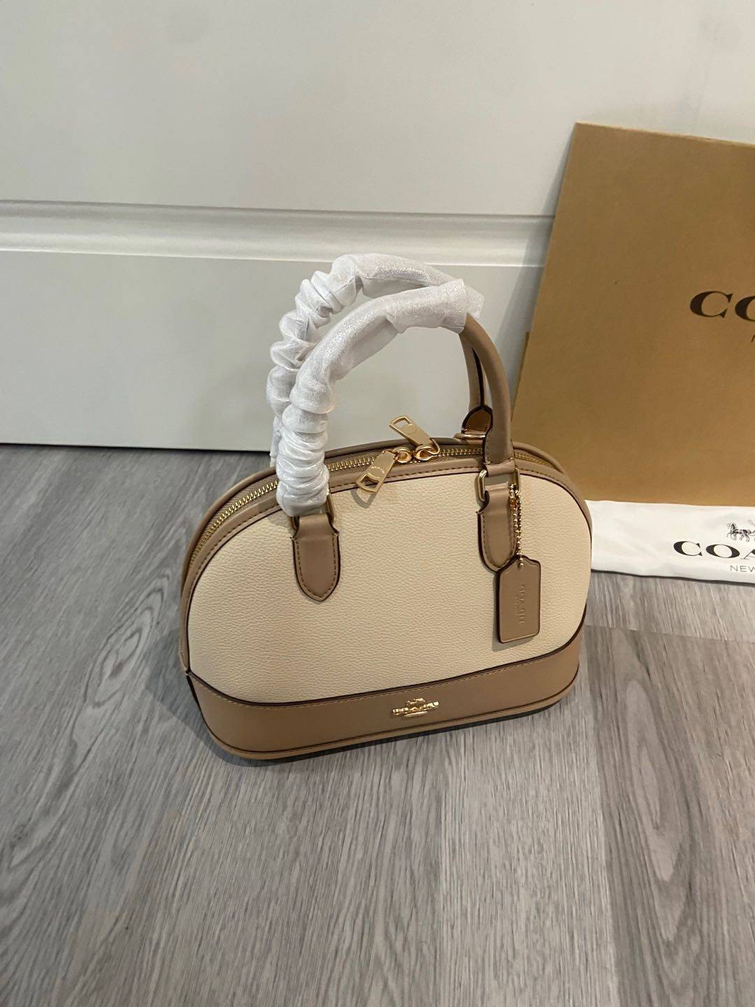 💰249。🉐COACH 5月新品cAS19老花贝壳包蔻驰贝壳包经典包型真是永不过时啊 很有质感的焦糖色老花logo搭配这个包型真的很高级 尺寸26/19/12.5