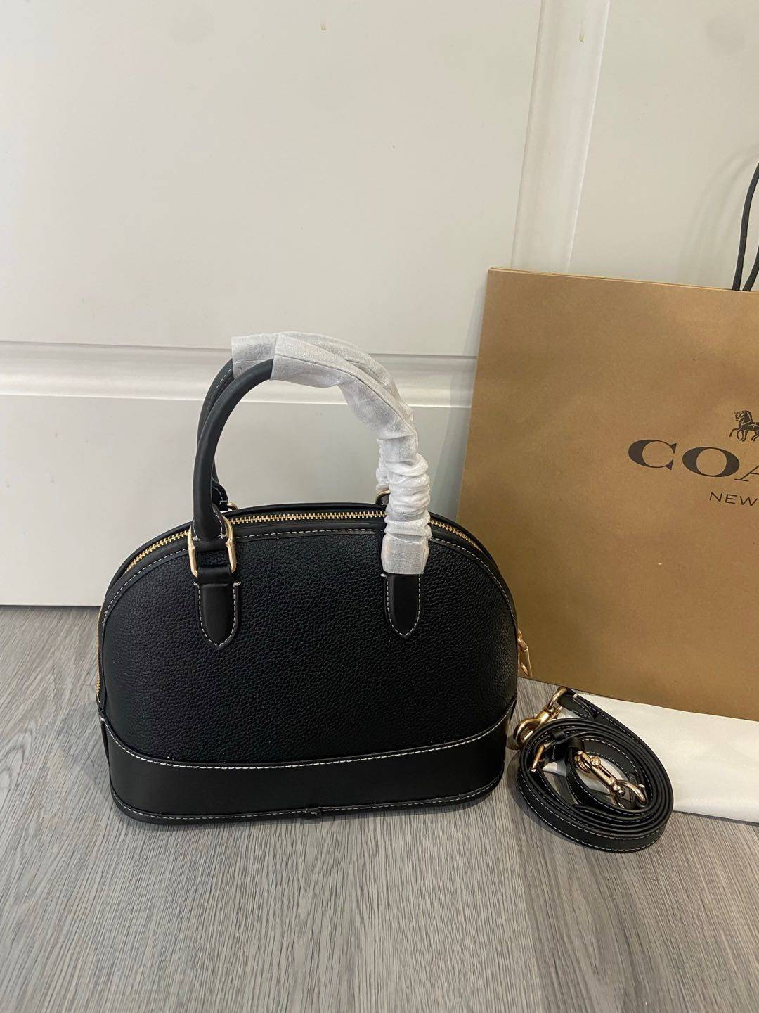 💰249。🉐COACH 5月新品cAS19老花贝壳包蔻驰贝壳包经典包型真是永不过时啊 很有质感的焦糖色老花logo搭配这个包型真的很高级 尺寸26/19/12.5