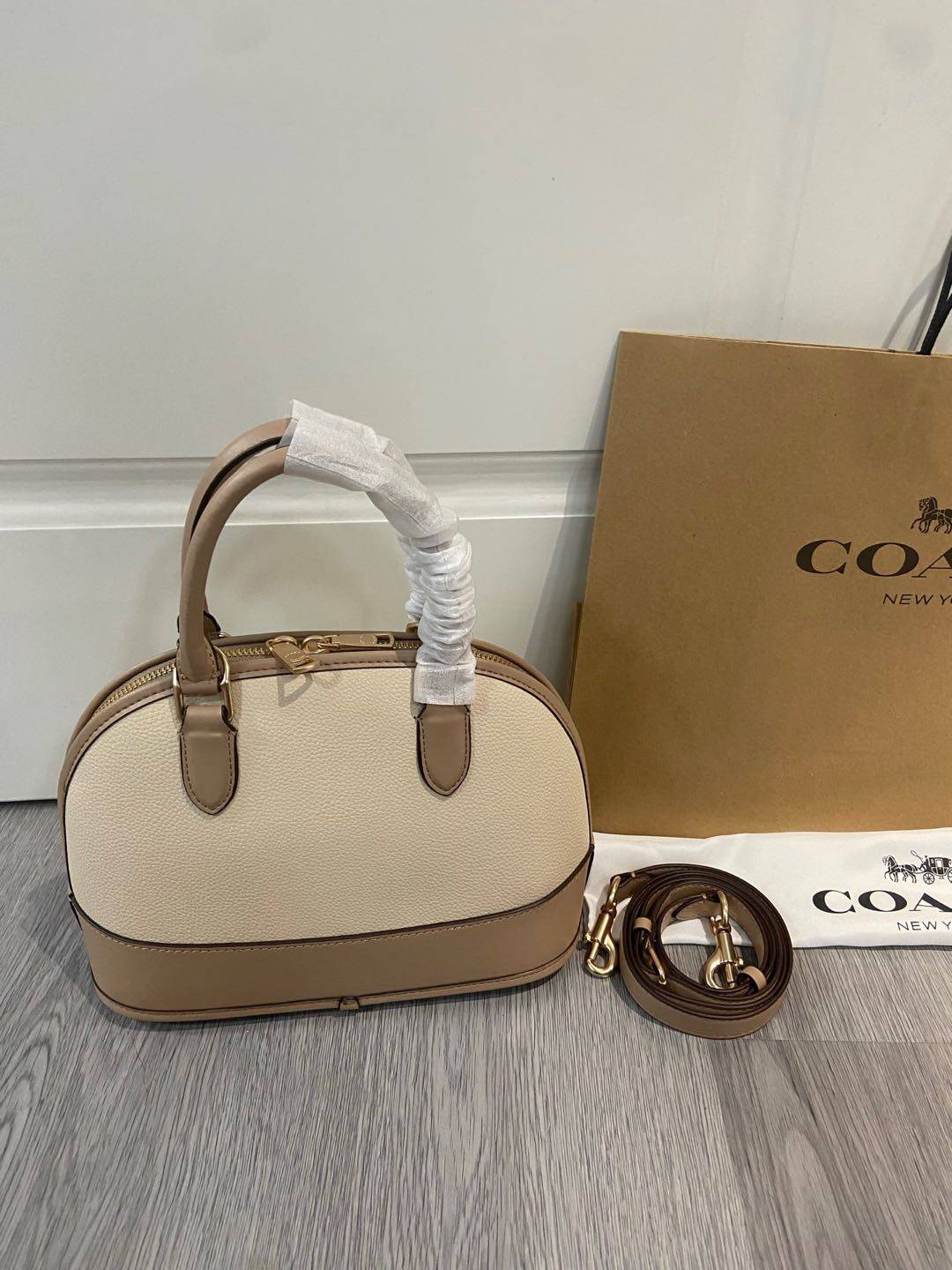💰249。🉐COACH 5月新品cAS19老花贝壳包蔻驰贝壳包经典包型真是永不过时啊 很有质感的焦糖色老花logo搭配这个包型真的很高级 尺寸26/19/12.5