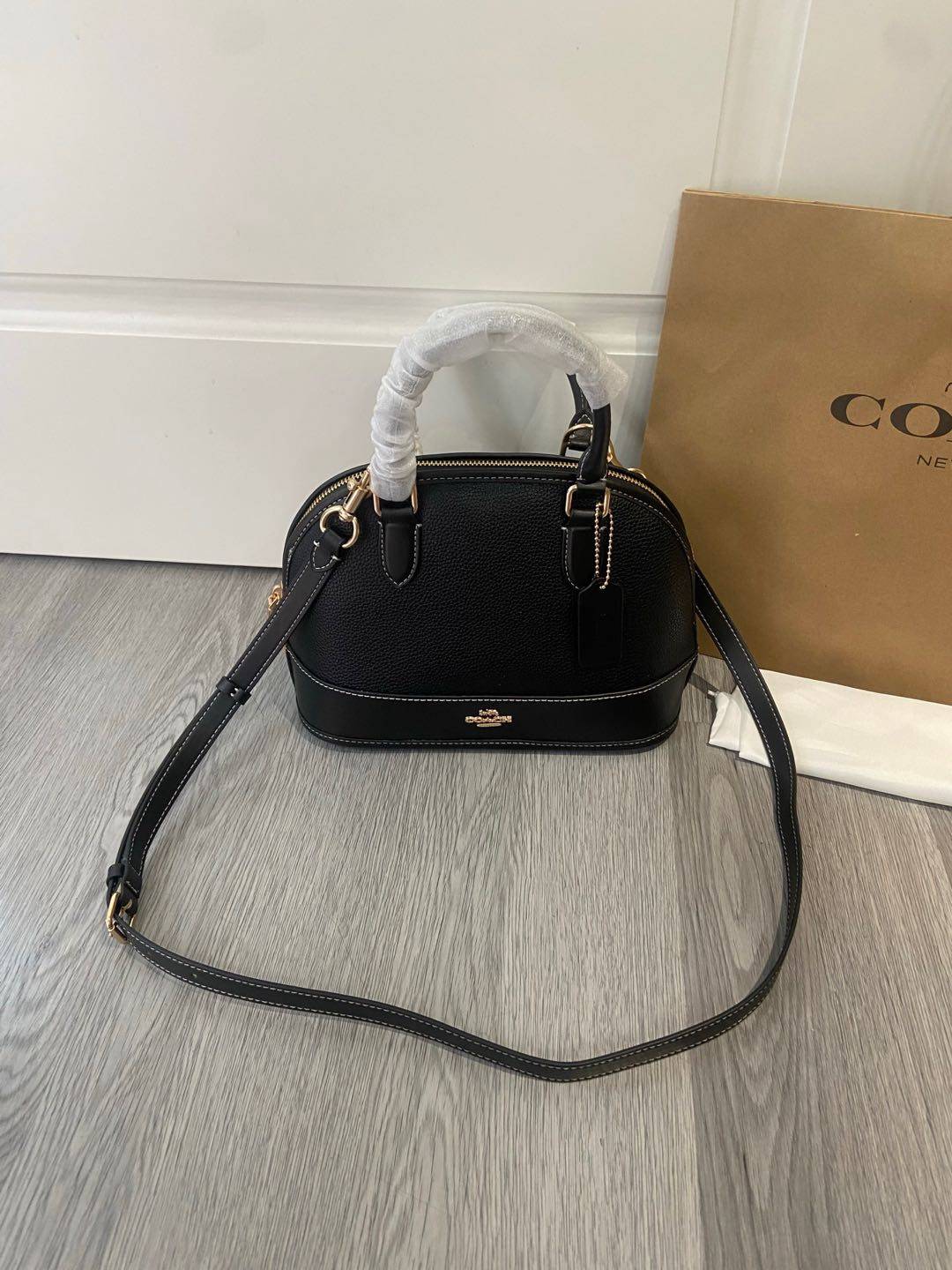 💰249。🉐COACH 5月新品cAS19老花贝壳包蔻驰贝壳包经典包型真是永不过时啊 很有质感的焦糖色老花logo搭配这个包型真的很高级 尺寸26/19/12.5