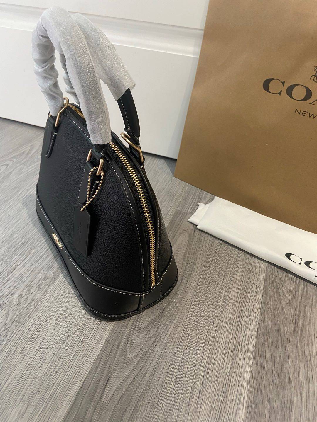 💰249。🉐COACH 5月新品cAS19老花贝壳包蔻驰贝壳包经典包型真是永不过时啊 很有质感的焦糖色老花logo搭配这个包型真的很高级 尺寸26/19/12.5