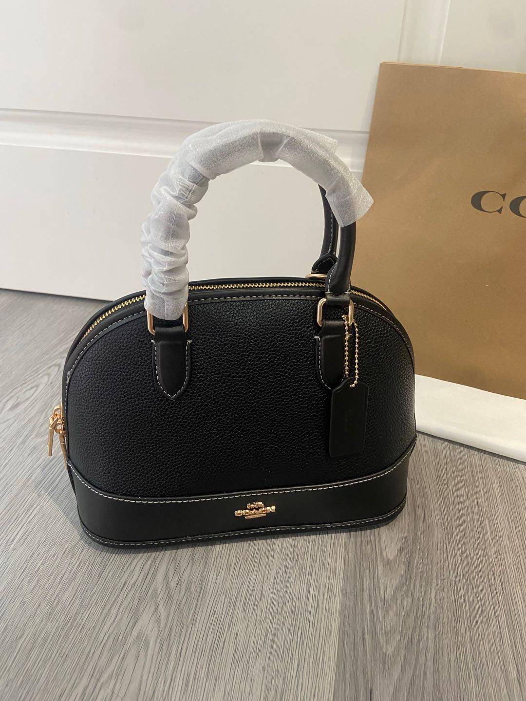 💰249。🉐COACH 5月新品cAS19老花贝壳包蔻驰贝壳包经典包型真是永不过时啊 很有质感的焦糖色老花logo搭配这个包型真的很高级 尺寸26/19/12.5