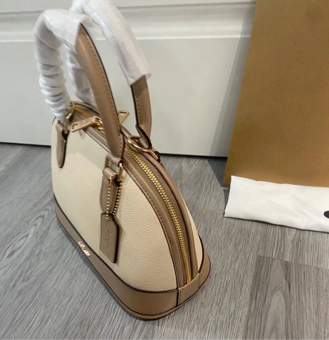 💰249。🉐COACH 5月新品cAS19老花贝壳包蔻驰贝壳包经典包型真是永不过时啊 很有质感的焦糖色老花logo搭配这个包型真的很高级 尺寸26/19/12.5