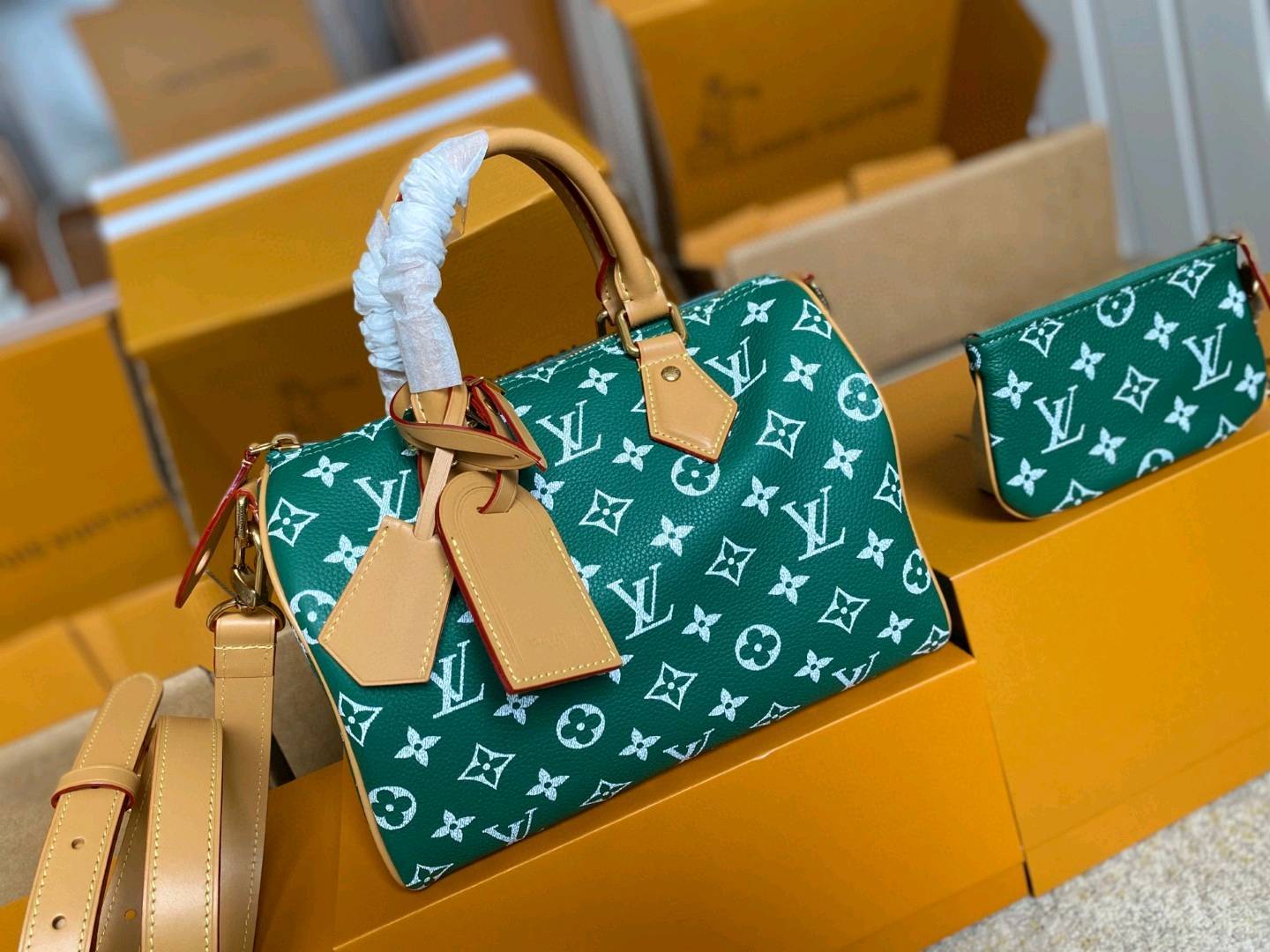 💰1070 顶级原单 M24423 绿色✨ 支持NXP芯片感应 163动态芯片❤️m24424 M24443 本款 Speedy P79 Bandoulière 25 Monogram Leather 手袋选用柔软牛皮革,以 Monogram 图案重现帆布印花的考究观感。耀目金