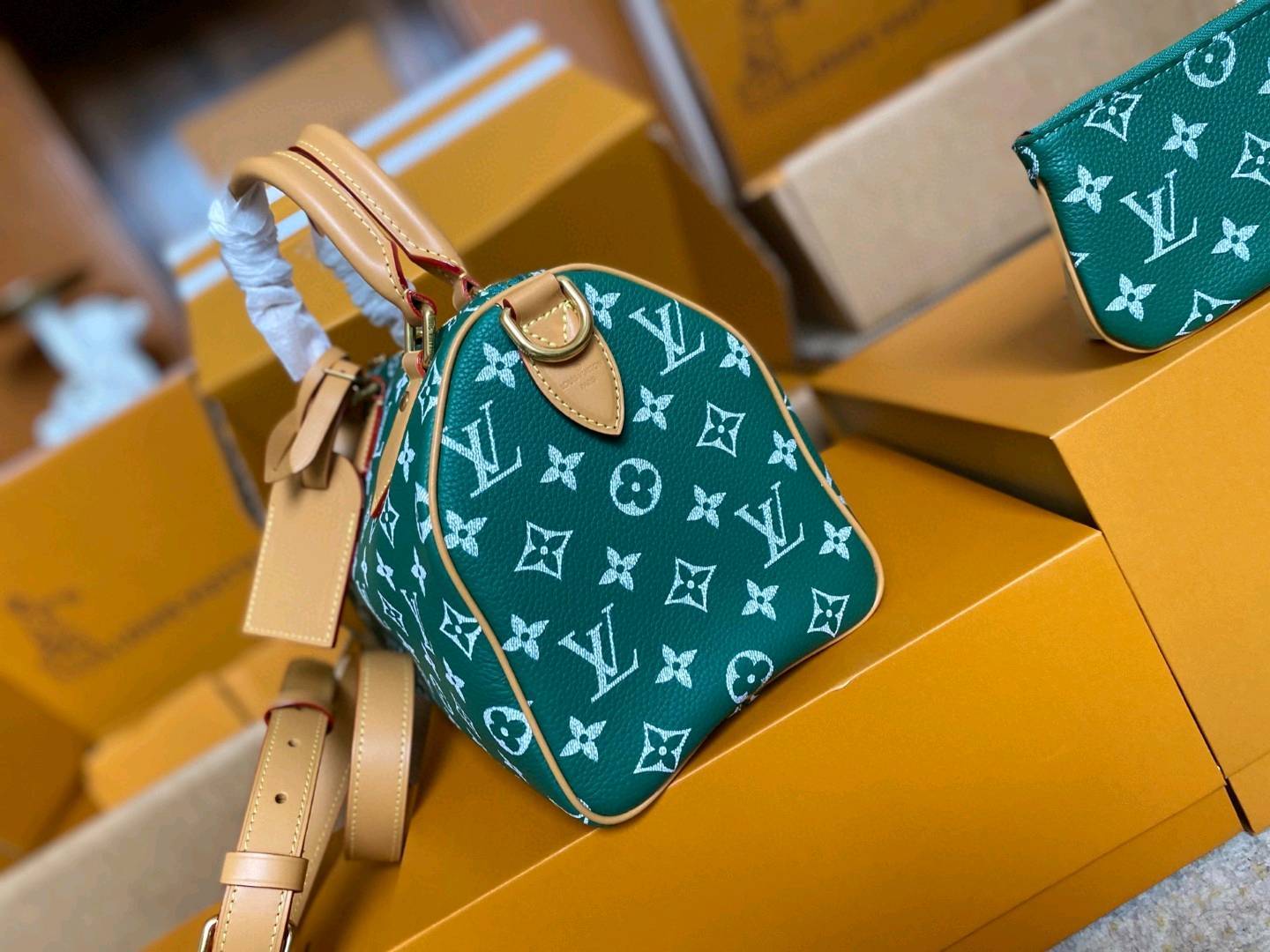 💰1070 顶级原单 M24423 绿色✨ 支持NXP芯片感应 163动态芯片❤️m24424 M24443 本款 Speedy P79 Bandoulière 25 Monogram Leather 手袋选用柔软牛皮革,以 Monogram 图案重现帆布印花的考究观感。耀目金