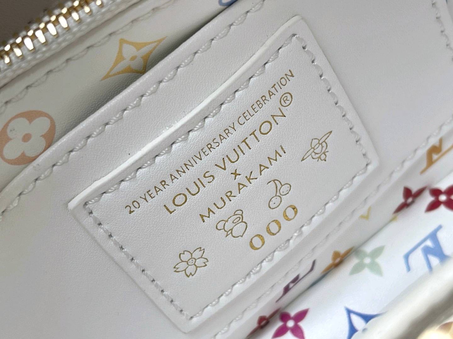新品🔹特级精品🔹动态芯片🔹M13253/M48865白拼紫三彩款🔹本款 Capucines手袋出自路易x村上隆再版系列 选用Taurillon牛皮革妙趣演绎经典设计 LV字母和可拆卸Monogram 肩带浸染明丽色调 致意艺术家标志性的虹彩笔触 蝴蝶结造型钥匙包和挂锁装饰