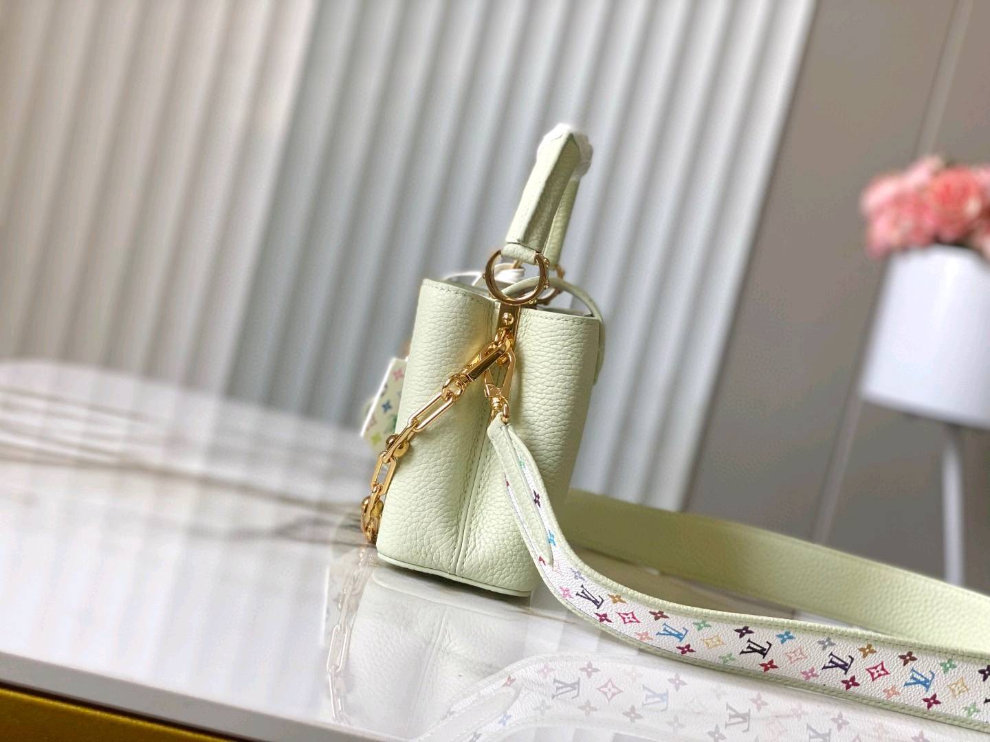 新品🔸特级精品🔸动态芯片🔸M14101/M48865浅绿三彩限定款💚本款 Capucines迷你手袋选用Taurillon 牛皮革塑造玲珑构型 以清新色调诠释摩登风范 巧妙致意日本艺术家村上隆的彩虹笔触 LV字母、内衬、钥匙包和肩带跃现缤纷Monogram图案 可拆卸链条