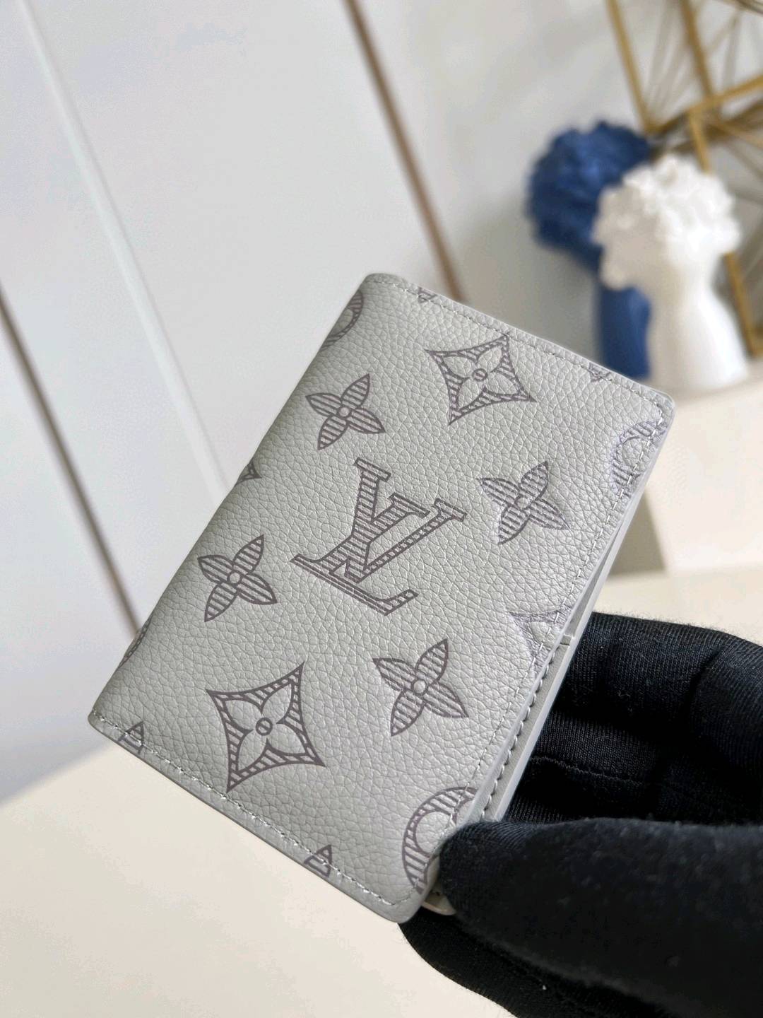 【💗660200 M14915冰灰】本款口袋钱夹取材 Brushed Monogram 皮革,呈现褪色效果 Monogram 印花和做旧质感,致意牛仔长期使用的皮革马鞍。设有卡片夹层、内袋和后侧外袋。7.5 x 11.1 x 1 厘米(长度 x 高 x 宽) C