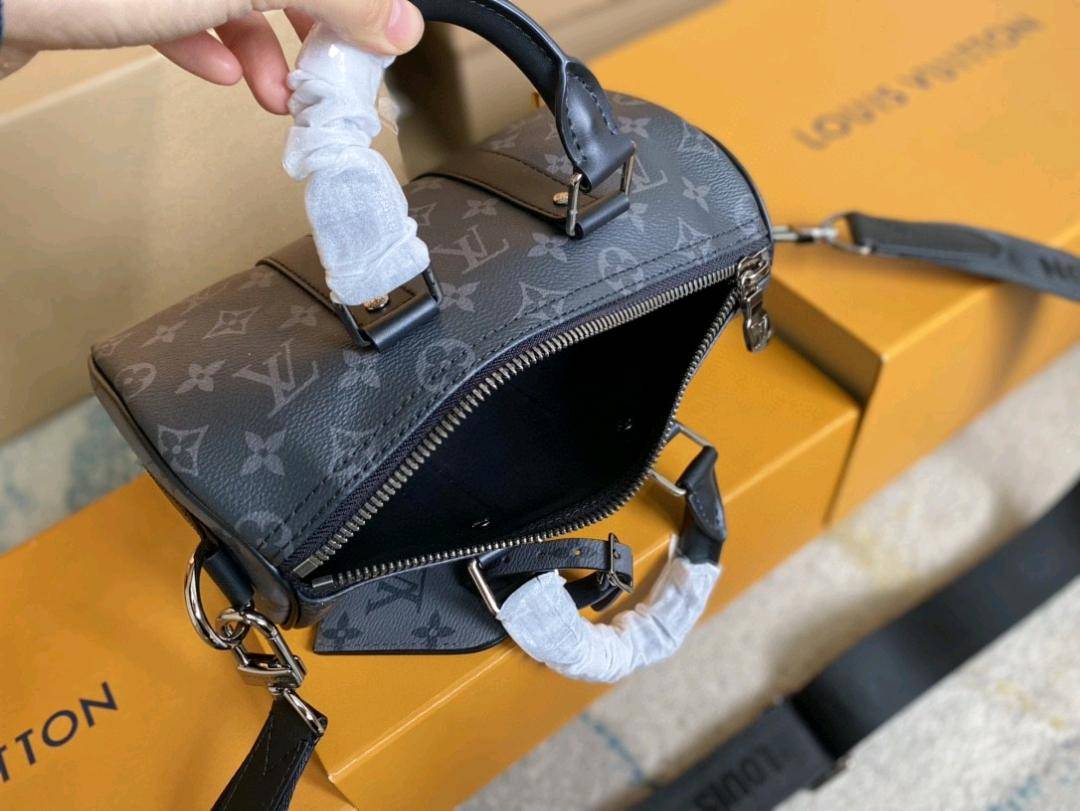 💰550 顶级原单 M46271 ✨支持NXP芯片感应 动态芯片❤️本款 Keepall 25 手袋取材 Monogram Eclipse Reverse 帆布,展现路易威登经典图案的优雅重绎。加固饰带和皮革名牌延续 Keepall 系列的标志性元素,拉链开合令个人物品安全随行