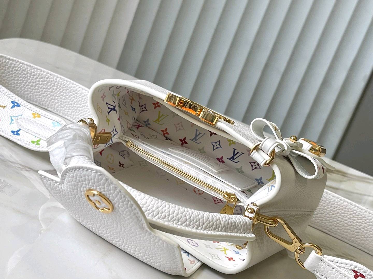 新品🔹特级精品🔹动态芯片🔹M13253/M48865白拼紫三彩款🔹本款 Capucines手袋出自路易x村上隆再版系列 选用Taurillon牛皮革妙趣演绎经典设计 LV字母和可拆卸Monogram 肩带浸染明丽色调 致意艺术家标志性的虹彩笔触 蝴蝶结造型钥匙包和挂锁装饰