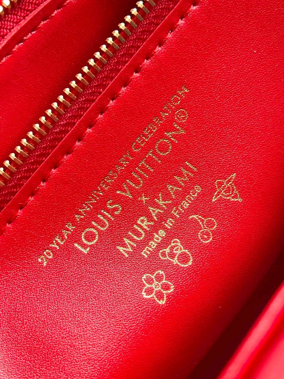 🍒🍒🍒🍒 M14094 (50282樱桃) 本款 Twist 中号手袋以纹理丰富的 Epi 粒面牛皮革映衬灵动鲜活的樱桃图案,彰显日本艺术家村上隆标志性的趣味笔触。金属链条和 LV Twist 扭锁呈现抛光质感,内里口袋可有序收纳手机和长款钱夹等日常所需。 16 x