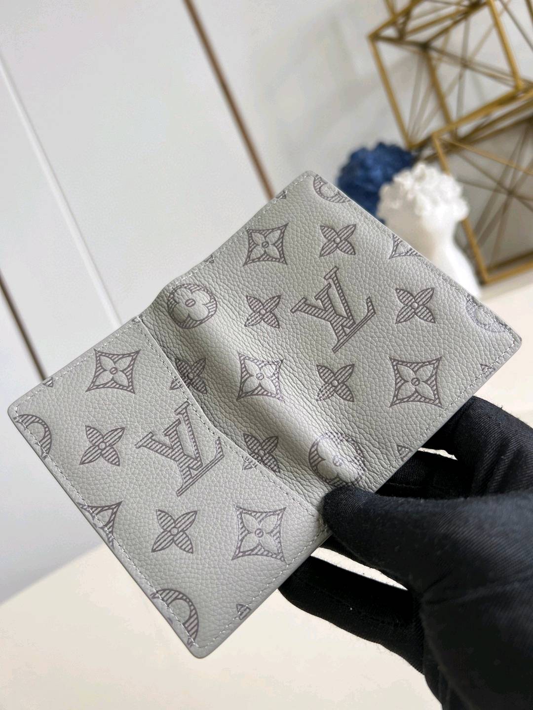 【💗660200 M14915冰灰】本款口袋钱夹取材 Brushed Monogram 皮革,呈现褪色效果 Monogram 印花和做旧质感,致意牛仔长期使用的皮革马鞍。设有卡片夹层、内袋和后侧外袋。7.5 x 11.1 x 1 厘米(长度 x 高 x 宽) C