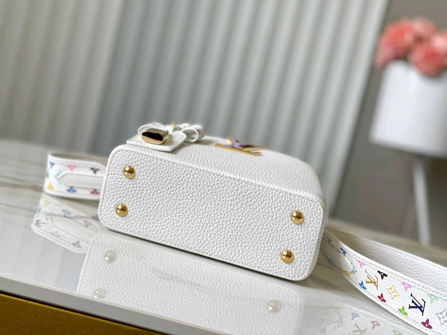 新品🔹特级精品🔹动态芯片🔹M13253/M48865白拼紫三彩款🔹本款 Capucines手袋出自路易x村上隆再版系列 选用Taurillon牛皮革妙趣演绎经典设计 LV字母和可拆卸Monogram 肩带浸染明丽色调 致意艺术家标志性的虹彩笔触 蝴蝶结造型钥匙包和挂锁装饰